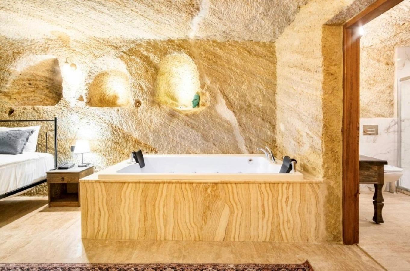 Suite with Spa Bath - Photo 17