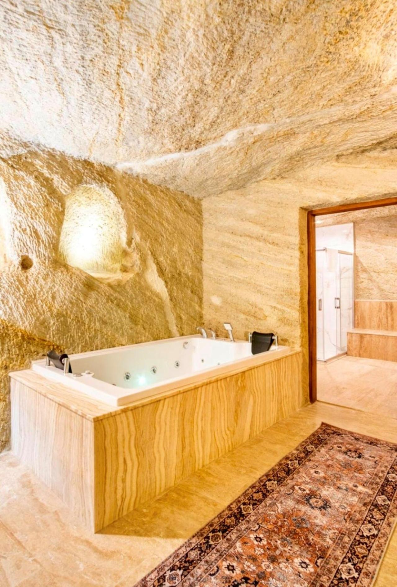 Suite with Spa Bath - Photo 10