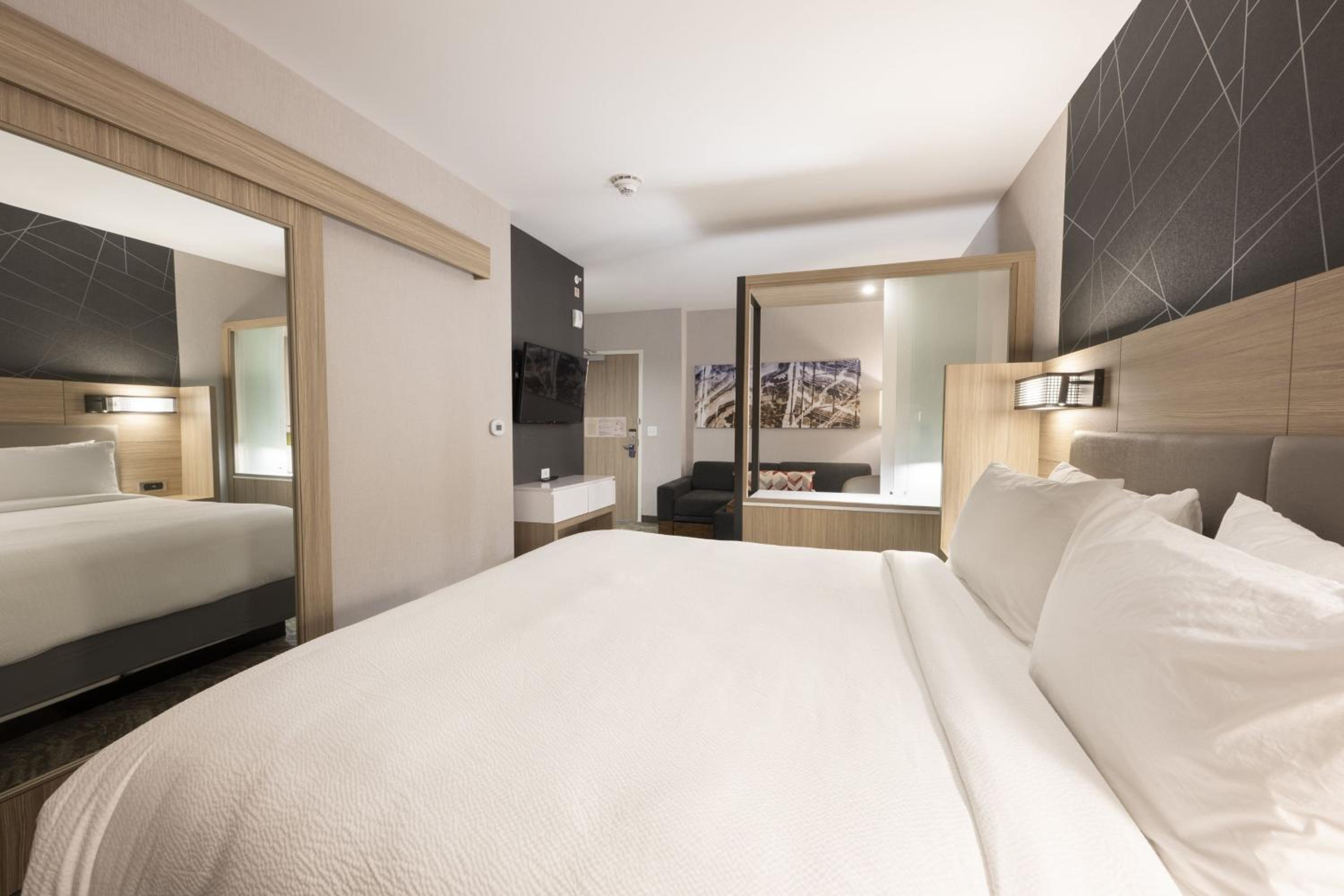 King Suite with Trundle Bed - Photo 8