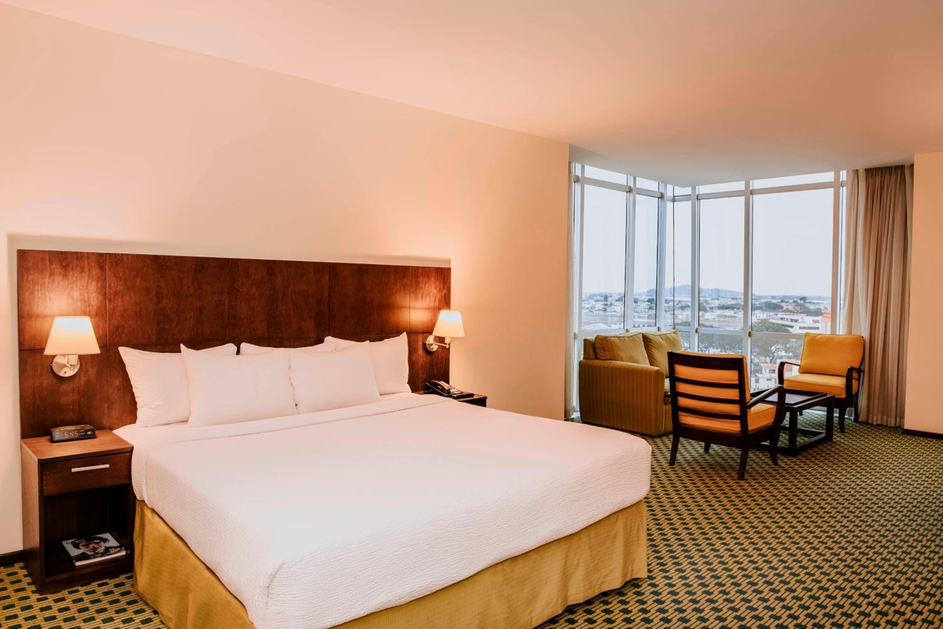 Junior King Suite with City View photo 3