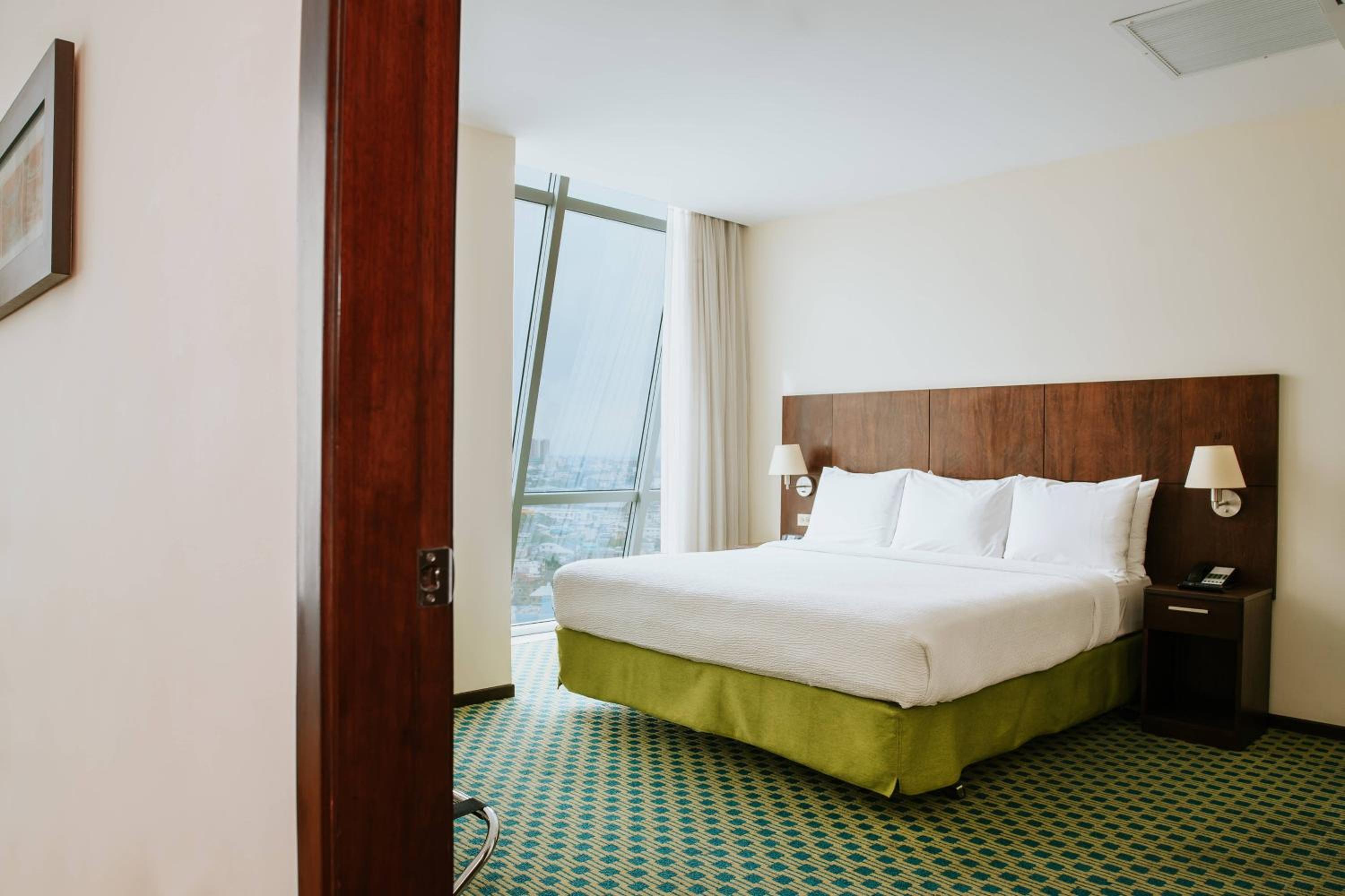 King Suite with City View - Photo 3