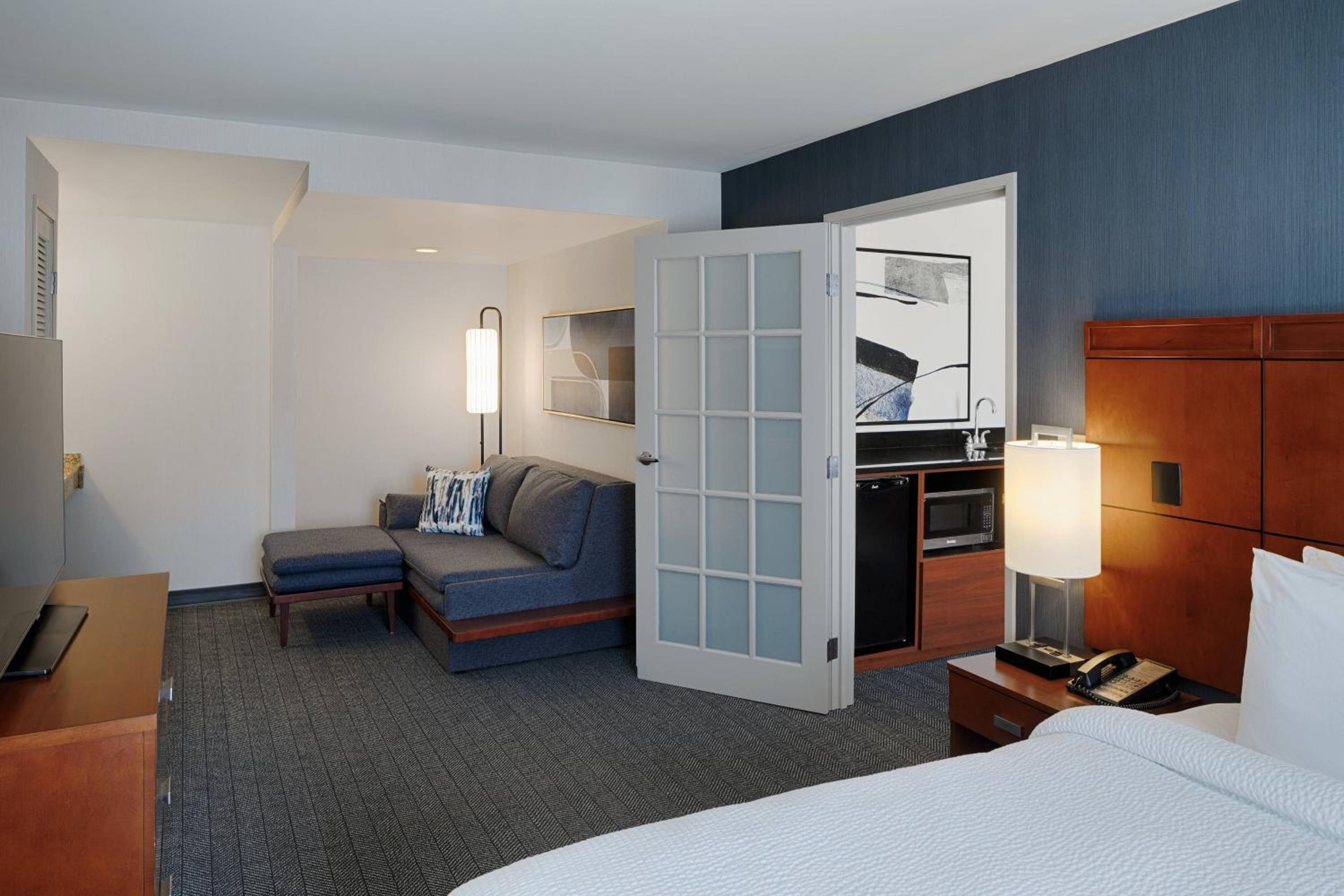1 Bedroom 2 room Suite, 1 King, Sofa bed - Photo 6