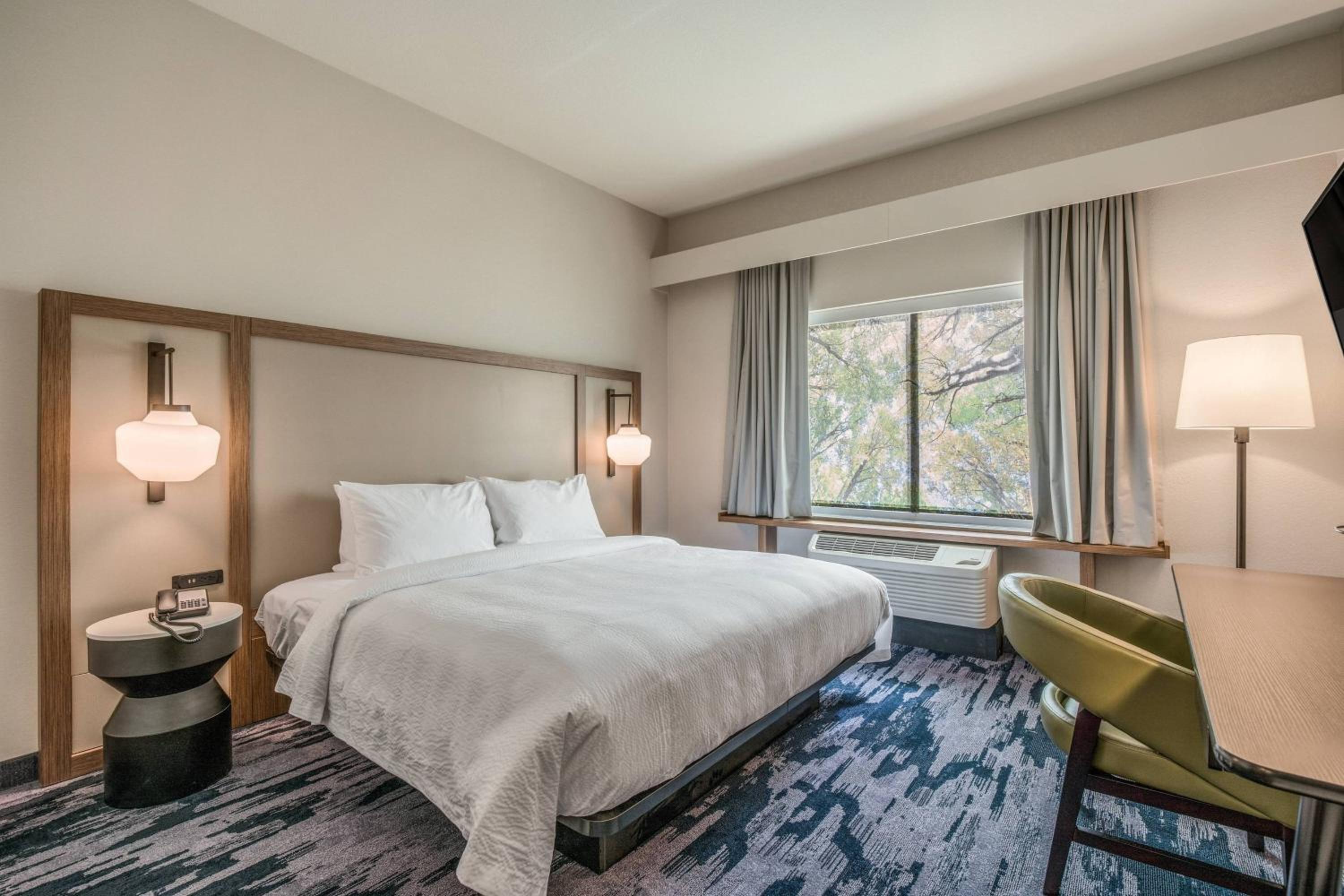 Guest Room, 1 King - Photo 1