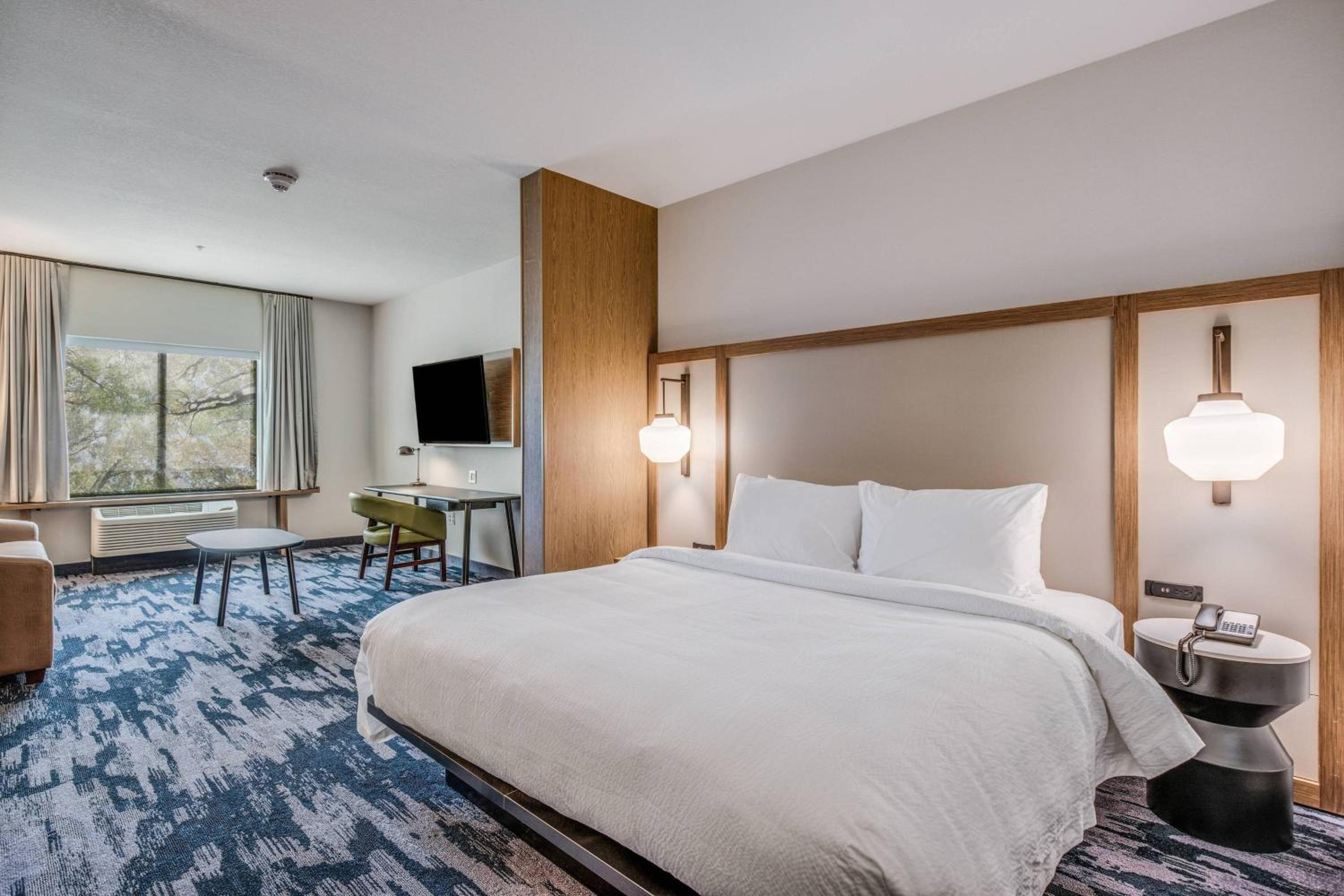 Suite, 1 King, Sofa bed - Photo 4