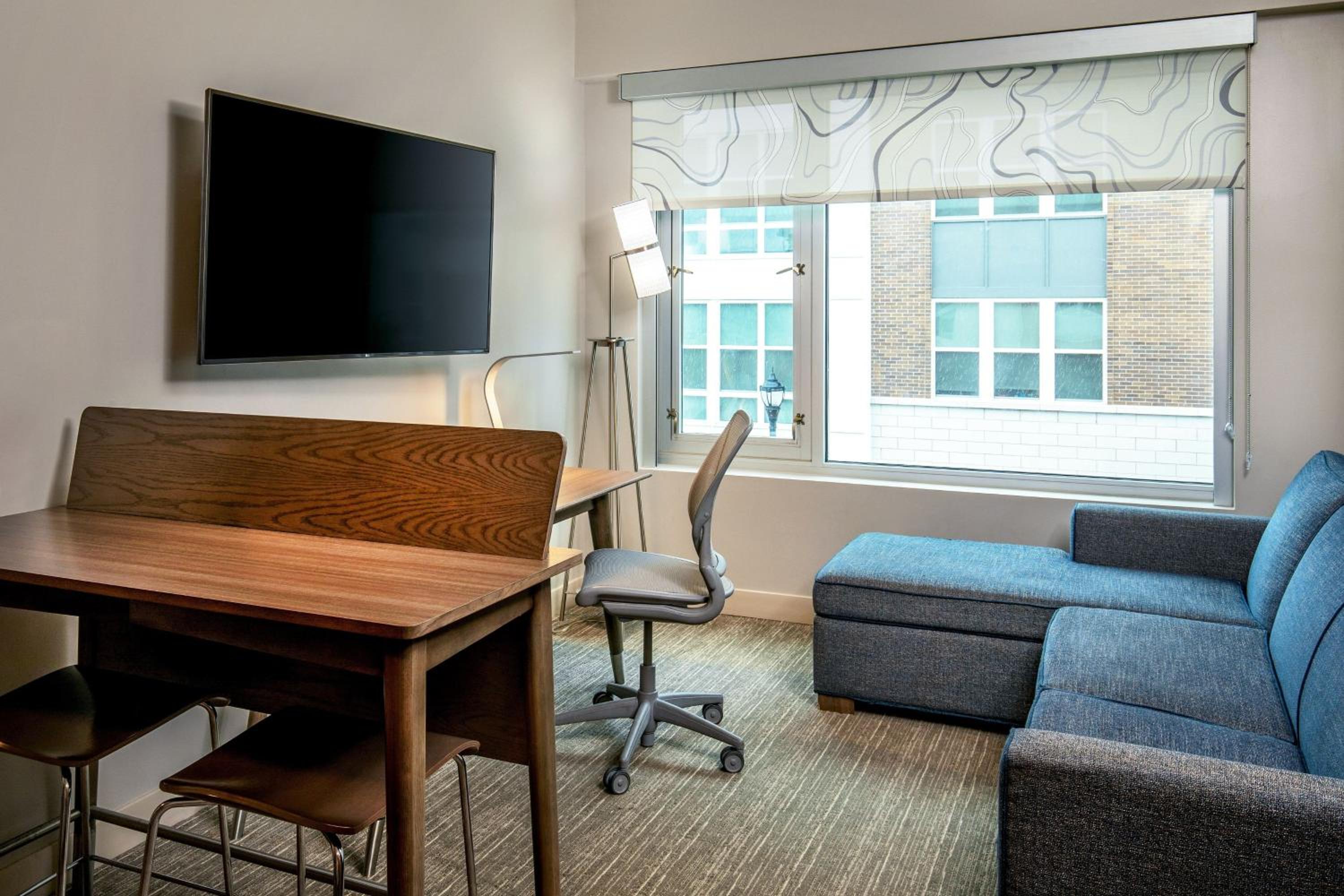 1 Bedroom Suite, 1 King, Sofa bed, Full Kitchen - Photo 1