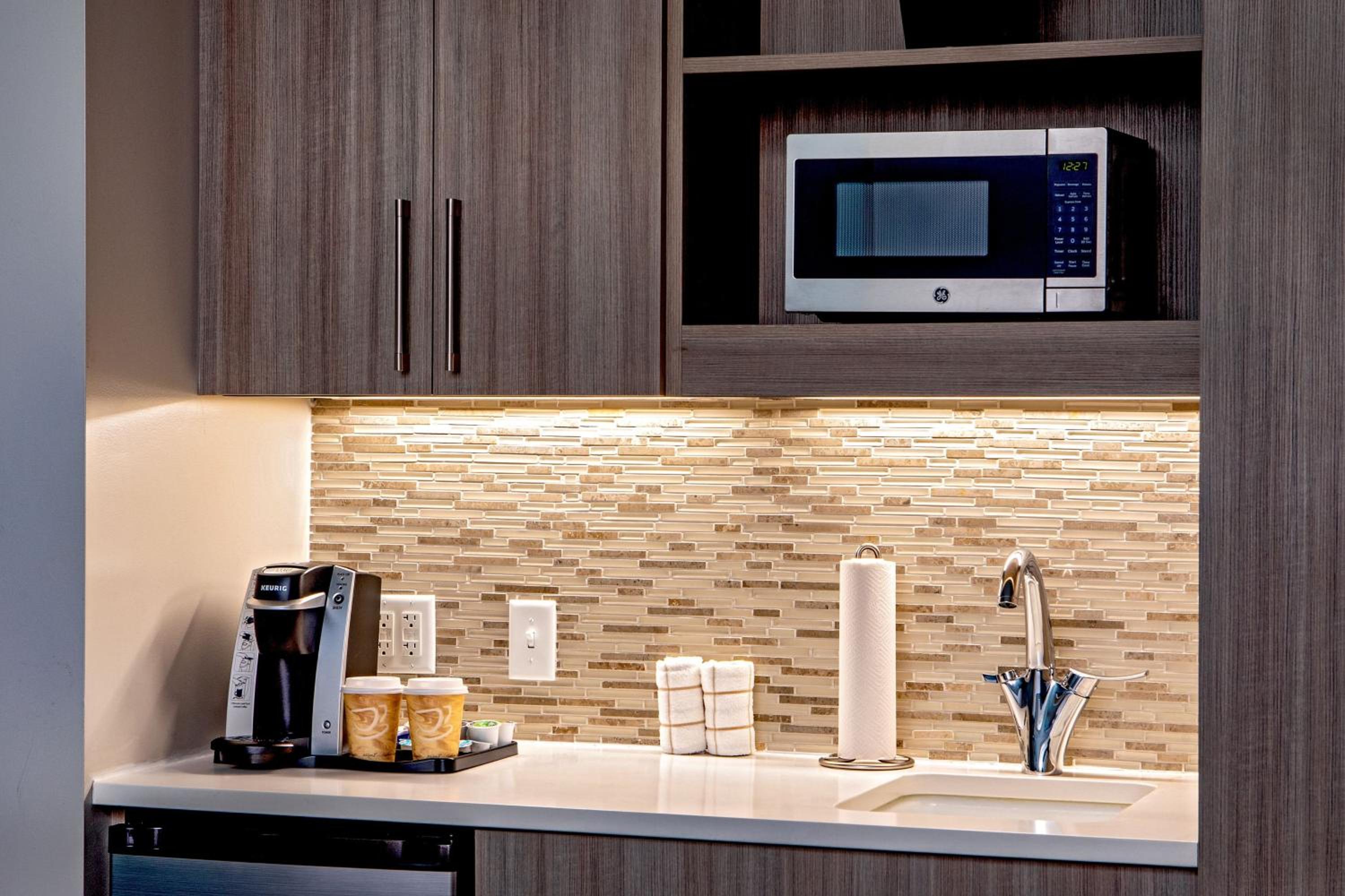 Deluxe King Room with Kitchenette - Photo 5