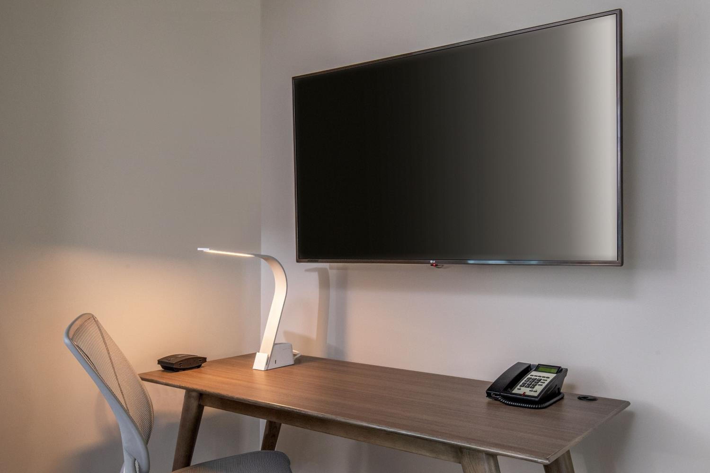 1 Bedroom Suite, 1 King, Sofa bed, Full Kitchen - Photo 5