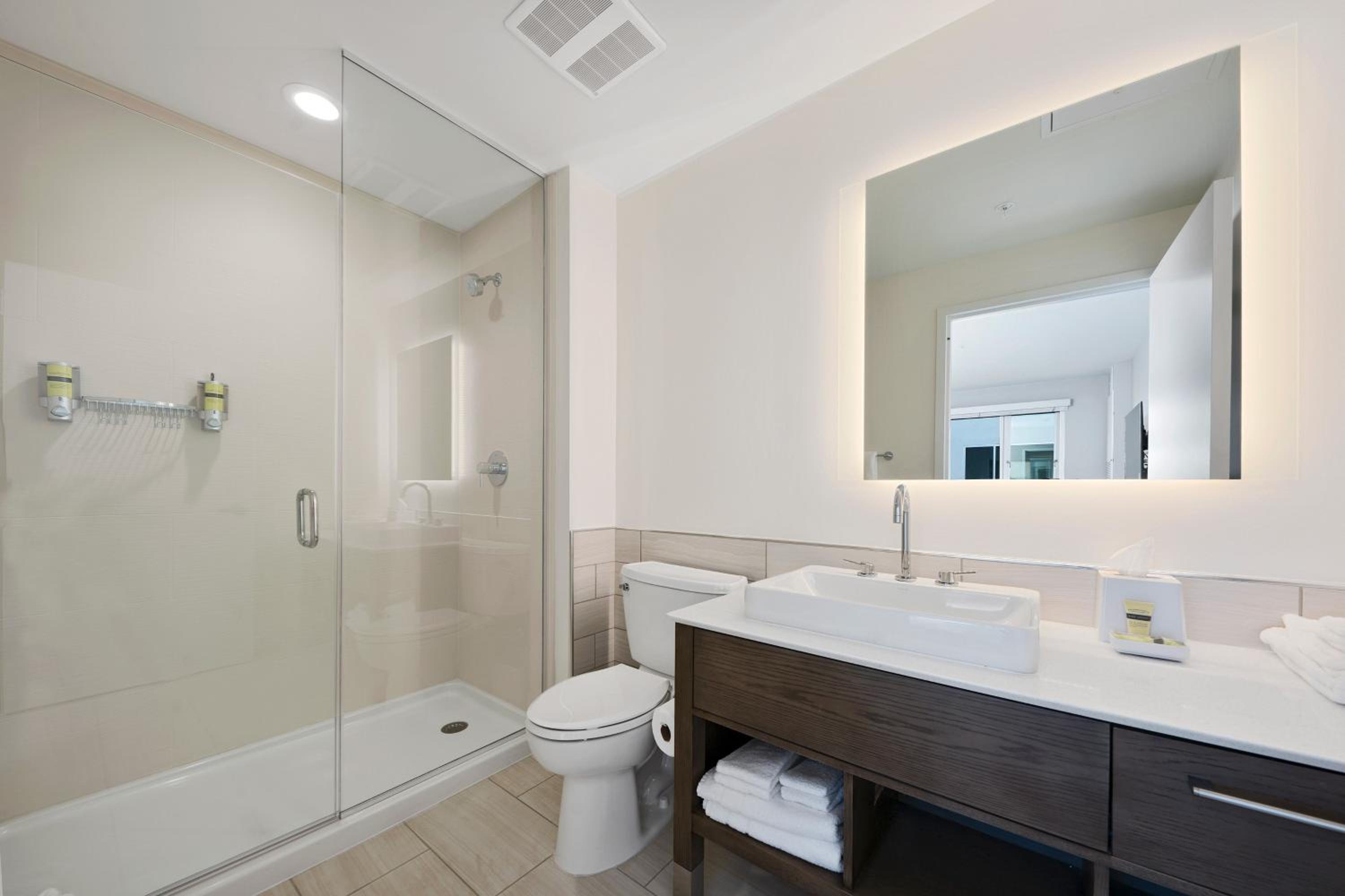 1 Bedroom Suite, 1 King, Sofa bed, Full Kitchen - Photo 3