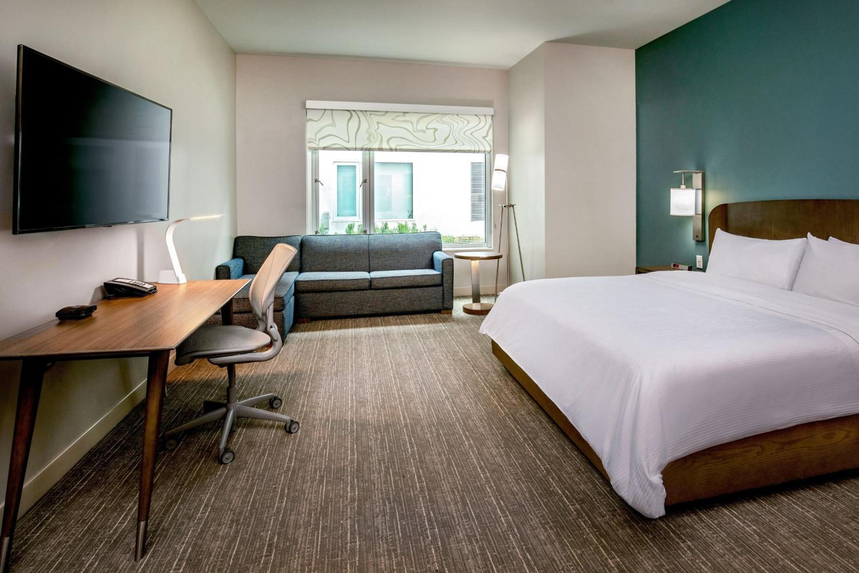 Deluxe King Room with Kitchenette - Photo 3
