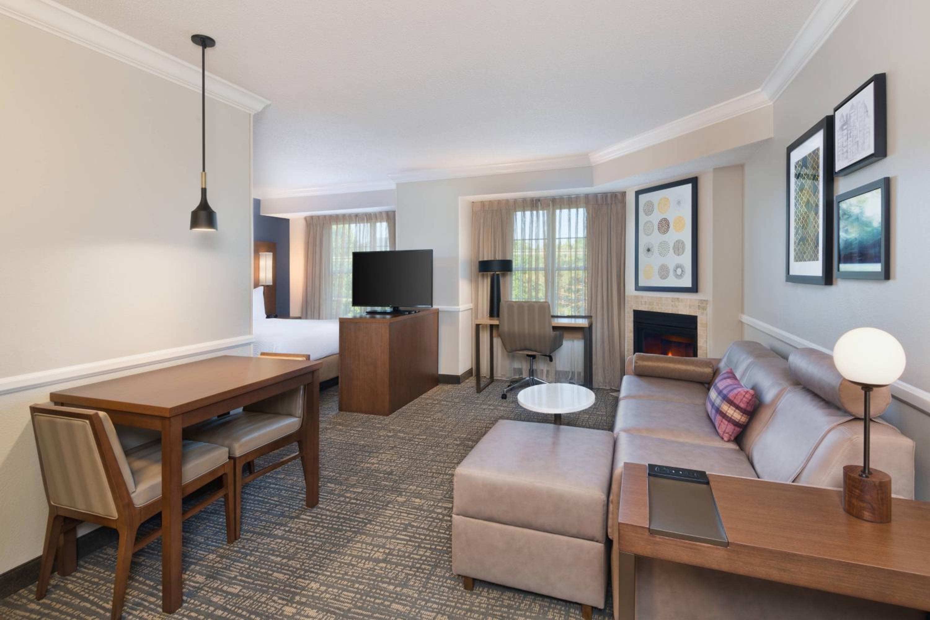 Queen Suite with Fireplace - Photo 1