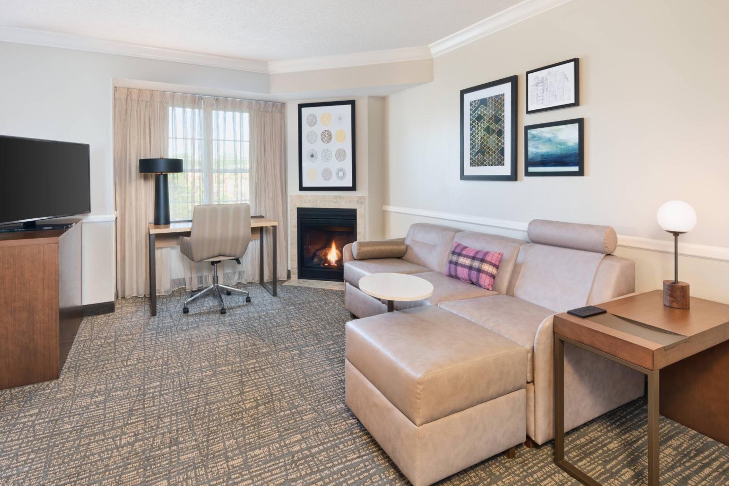 Queen Suite with Fireplace - Photo 2