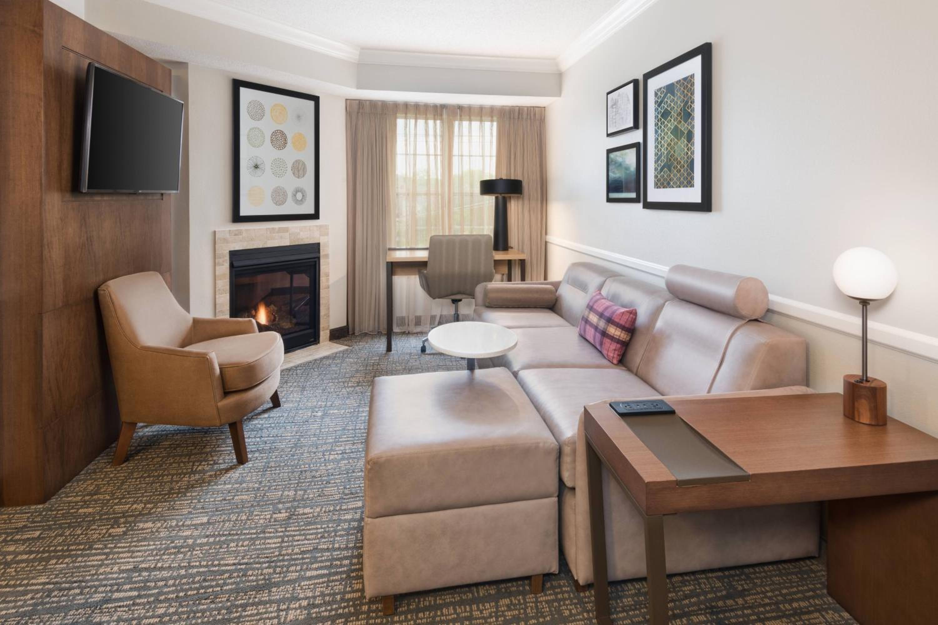 Two-Bedroom Suite with Fireplace photo 3