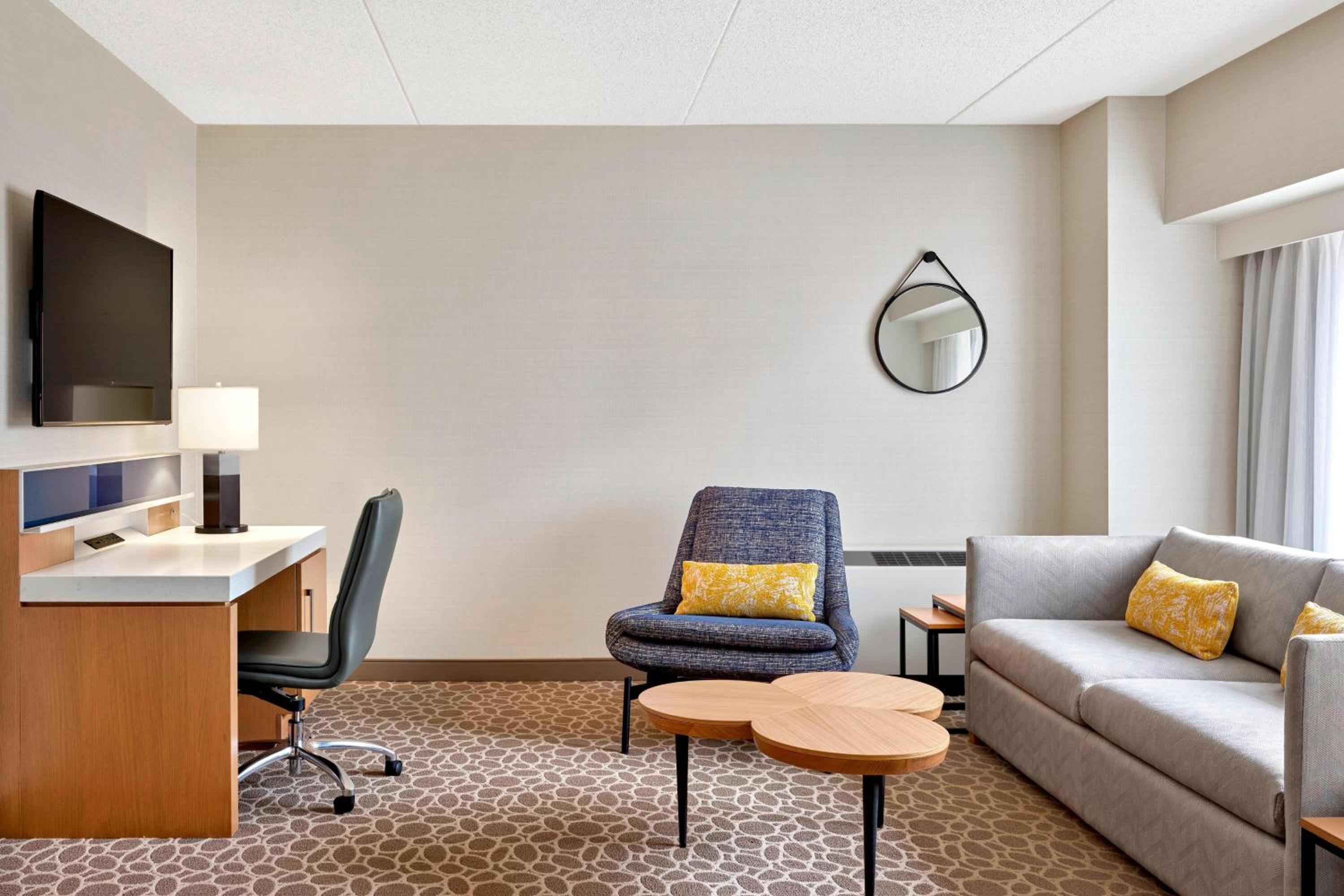 Junior Suite, 1 King, Sofa bed, Corner room - Photo 1