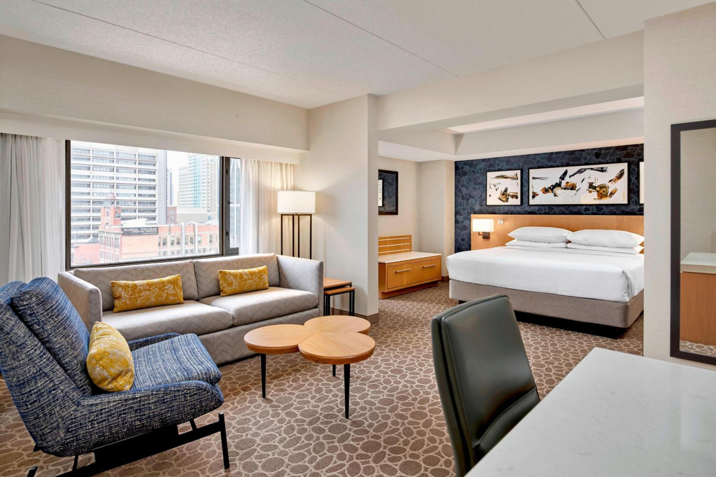 Junior Suite, 1 King, Sofa bed, Corner room - Photo 3