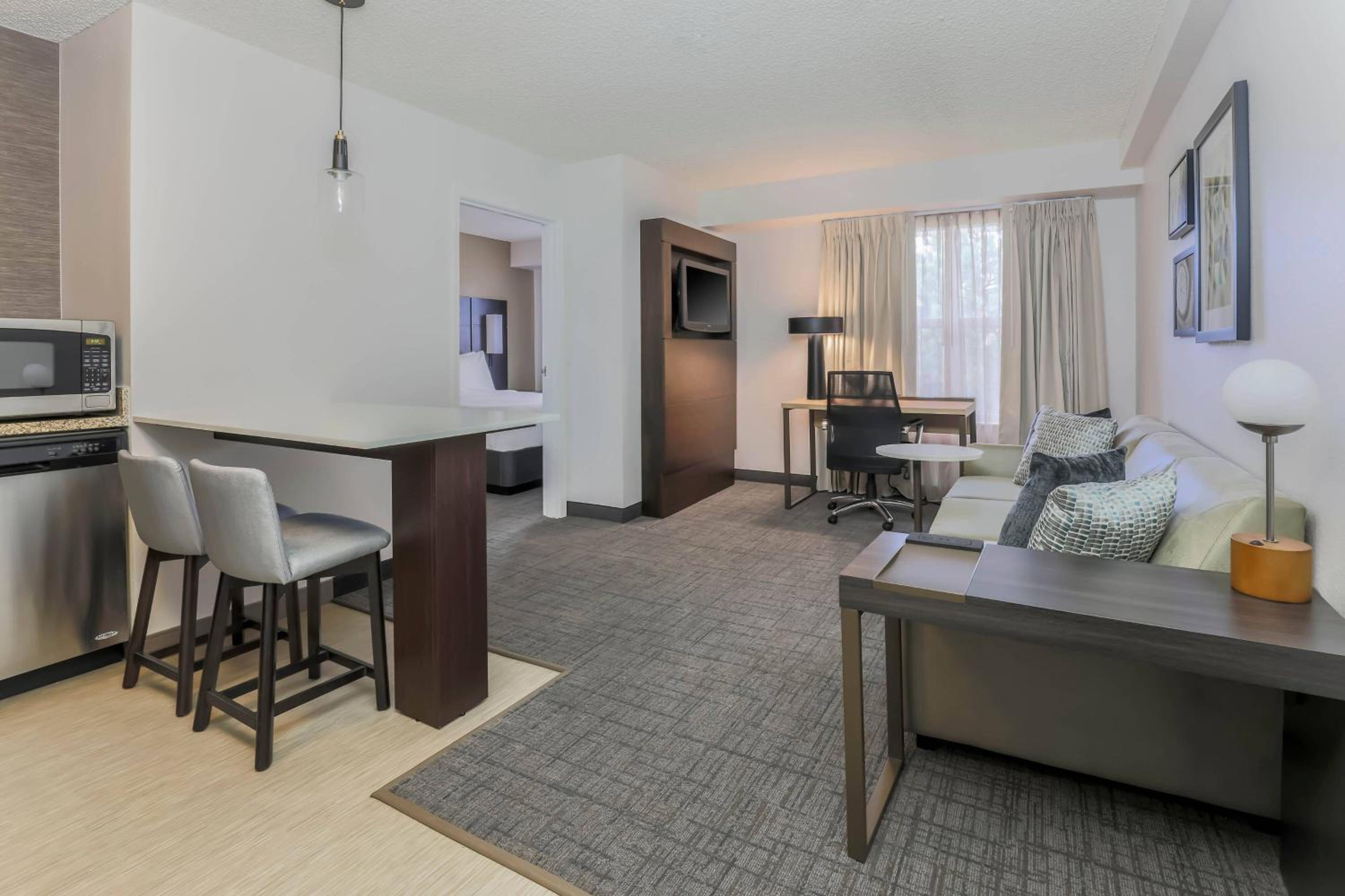 One-Bedroom Queen Suite - Photo 2
