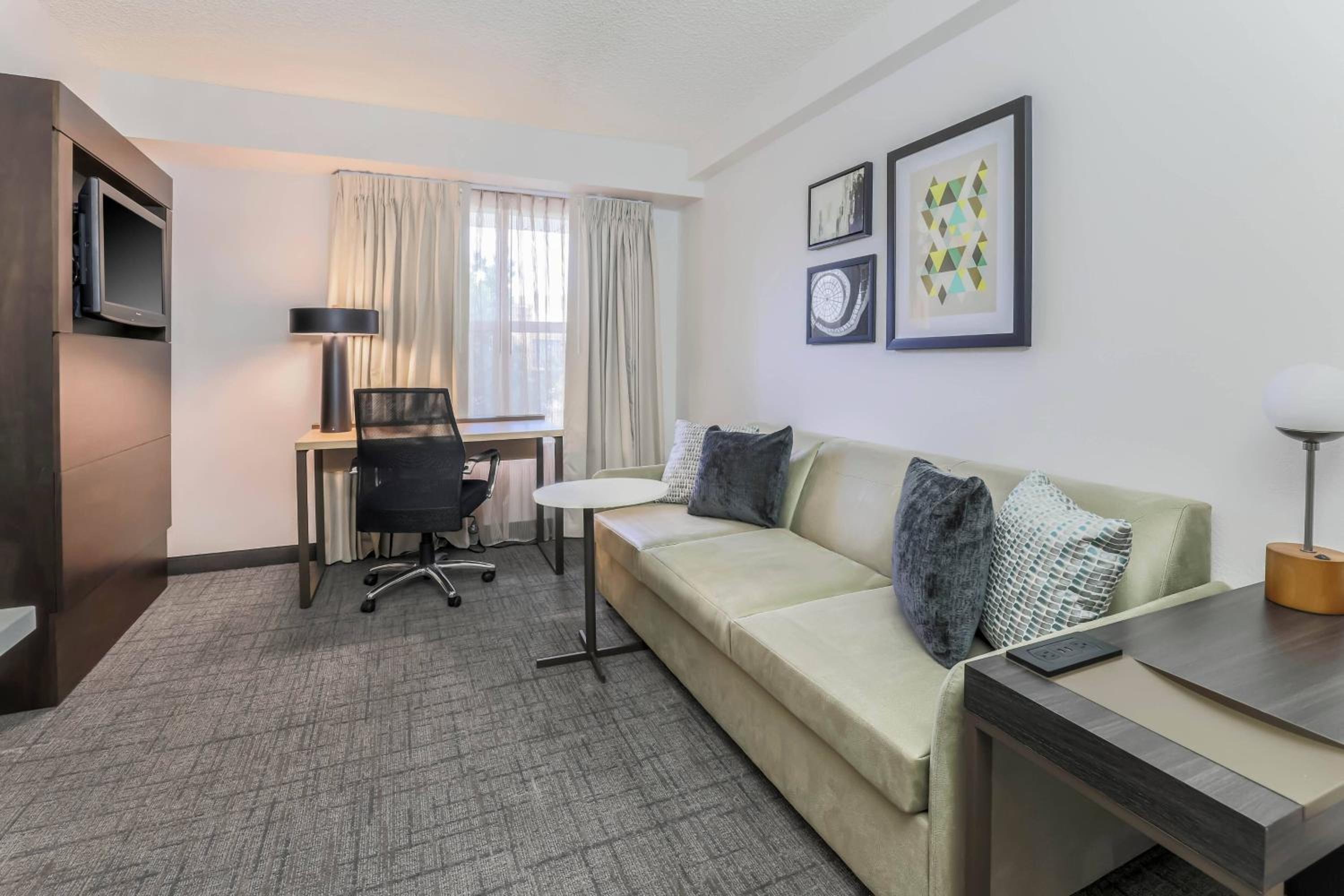 One-Bedroom Queen Suite - Photo 4