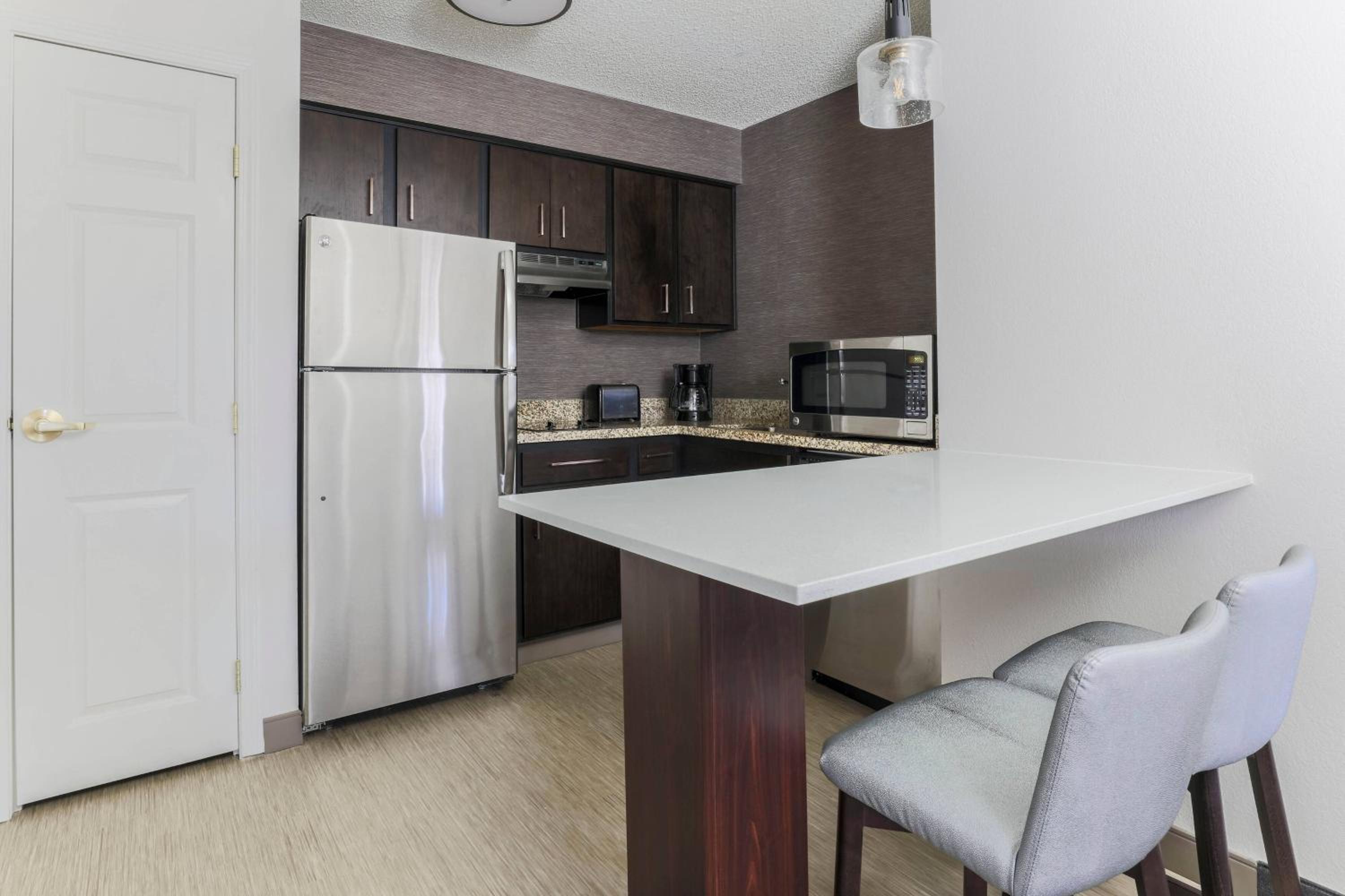 One-Bedroom Queen Suite - Photo 3