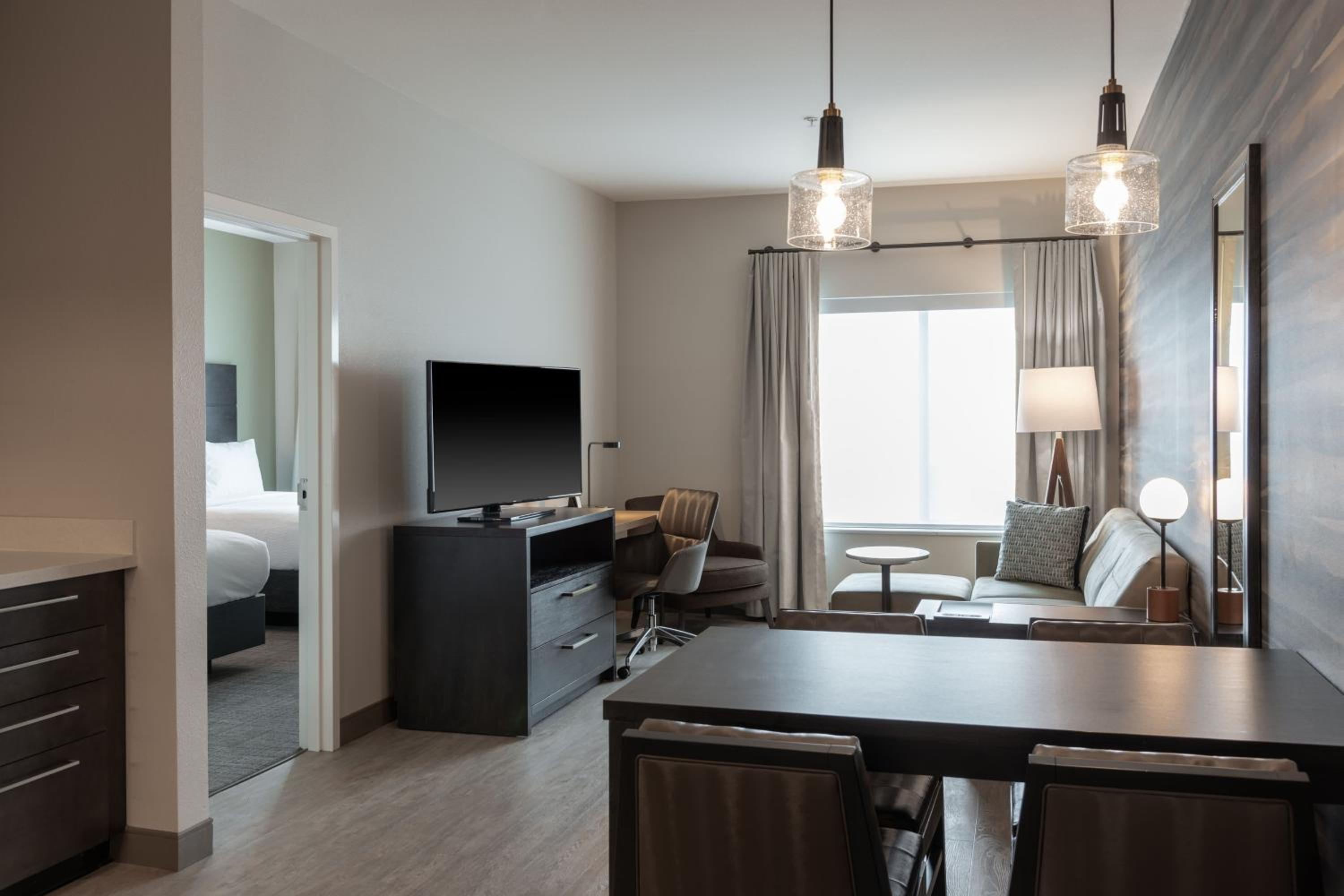 One-Bedroom Queen Suite - Photo 5