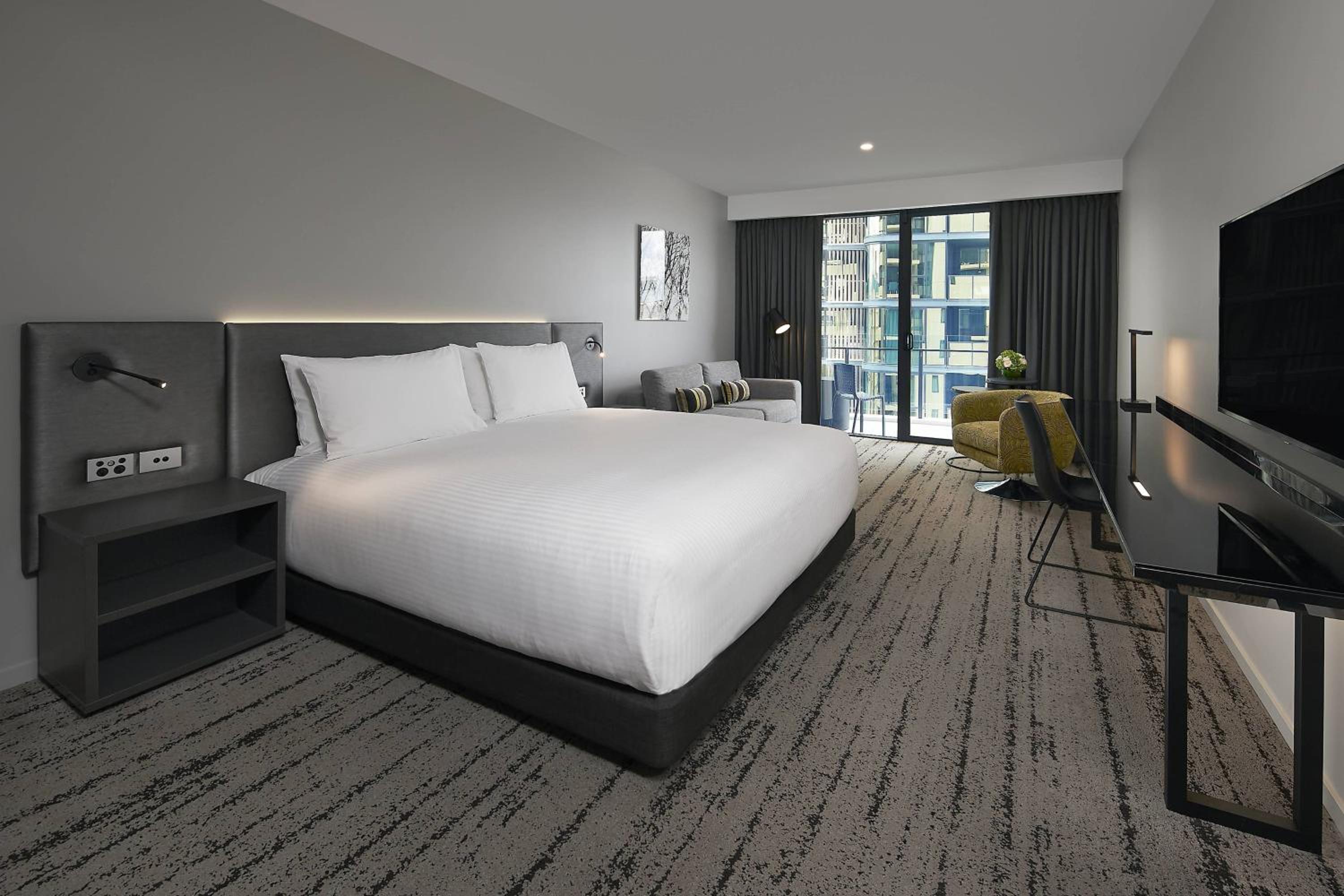 Premium King Room with Balcony thumbnail 6