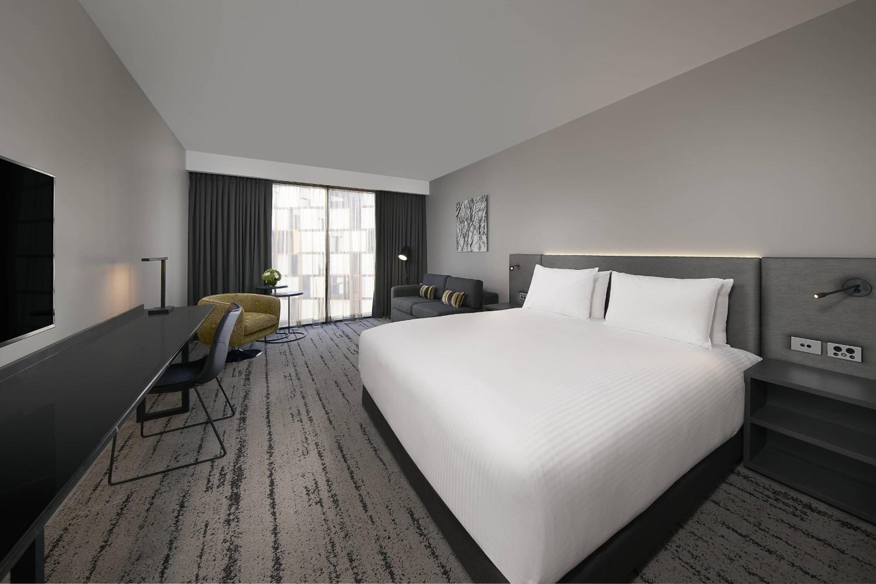 Superior King Room thumbnail 6