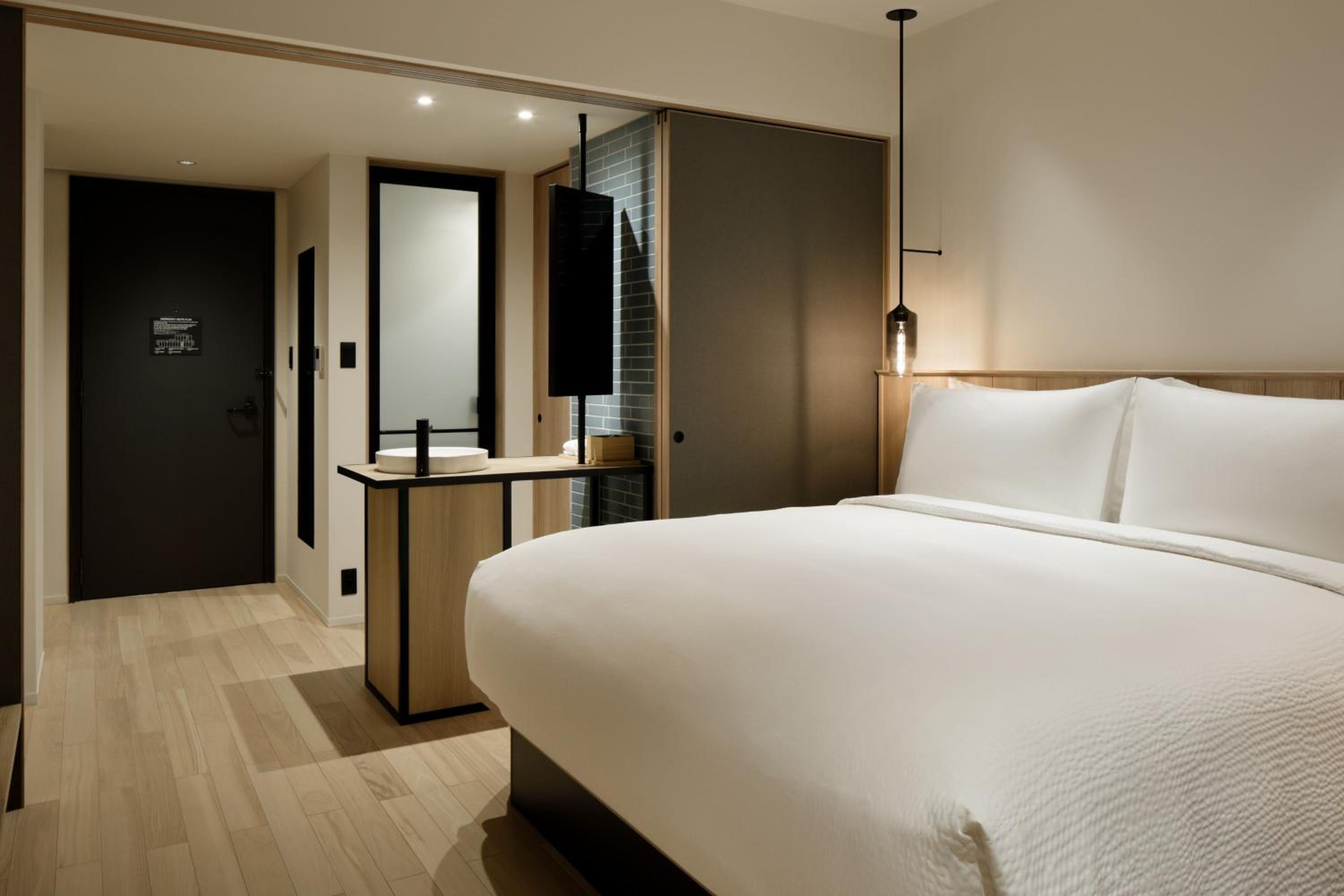 Standard King Room - Photo 6