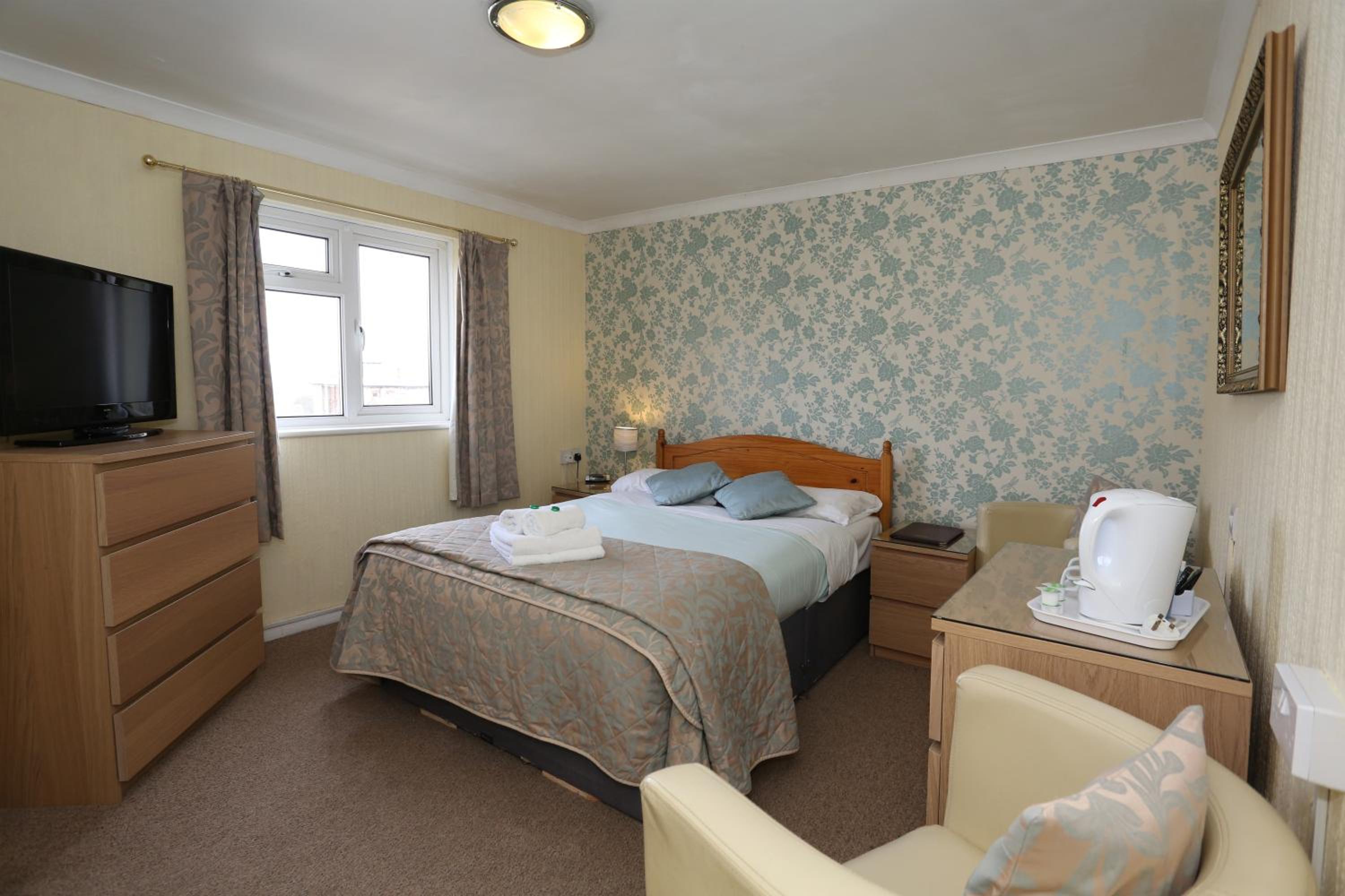 Double Room with Compact Bathroom - Photo 1