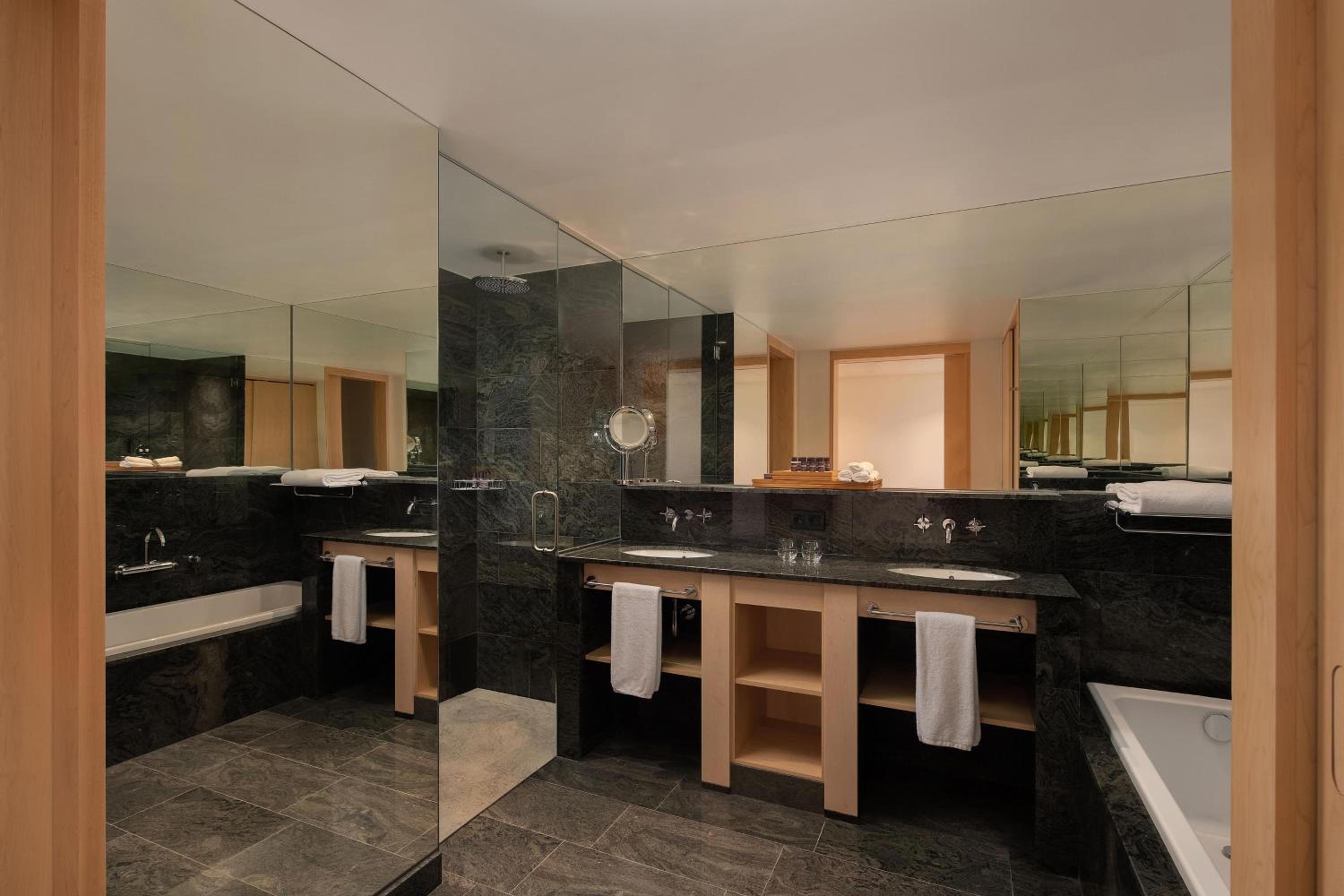 Riscal Suite Terrace, 1 King Bed thumbnail 5