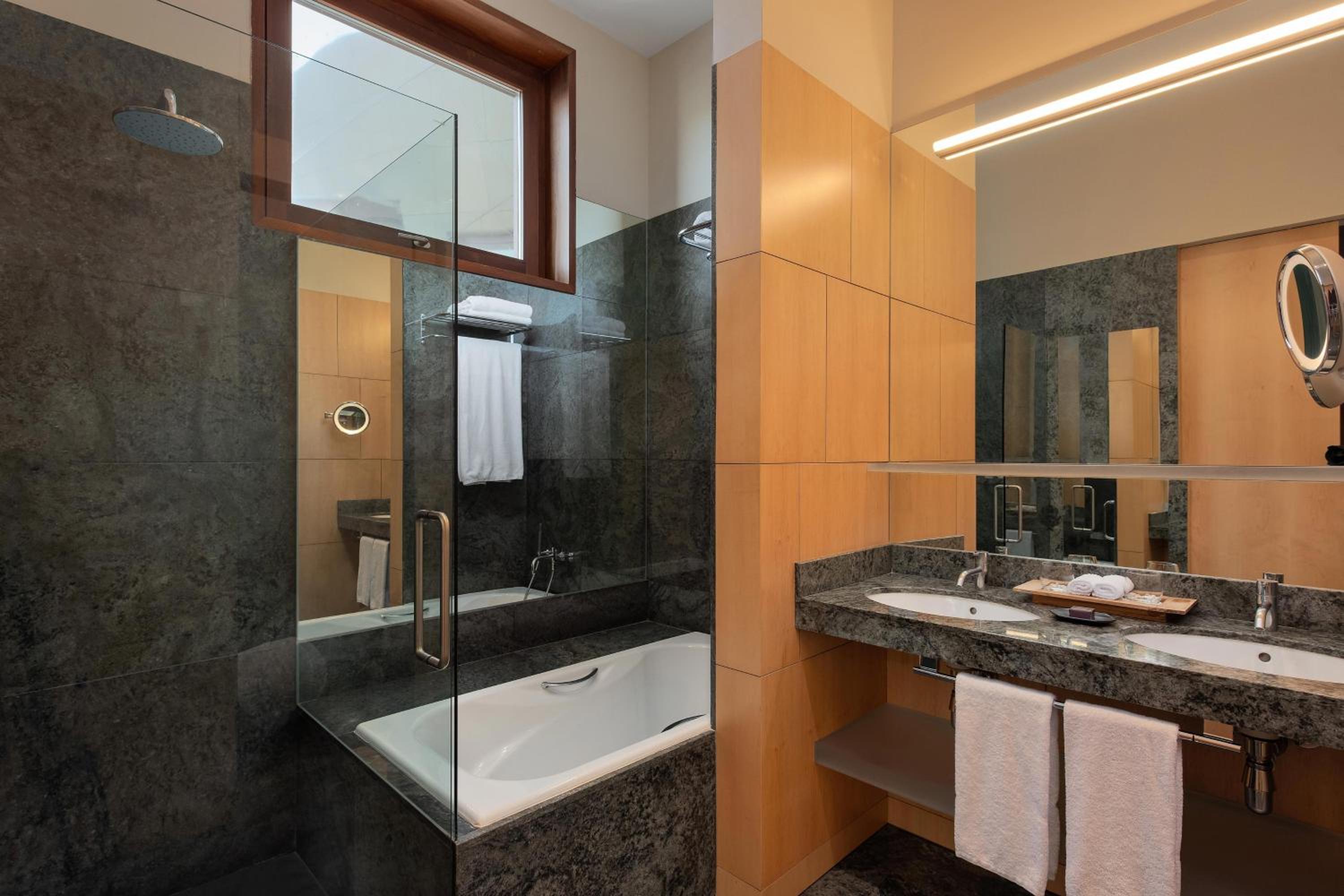 Deluxe Gehry, Guest room, 1 King, Winery view, Mountain view thumbnail 5