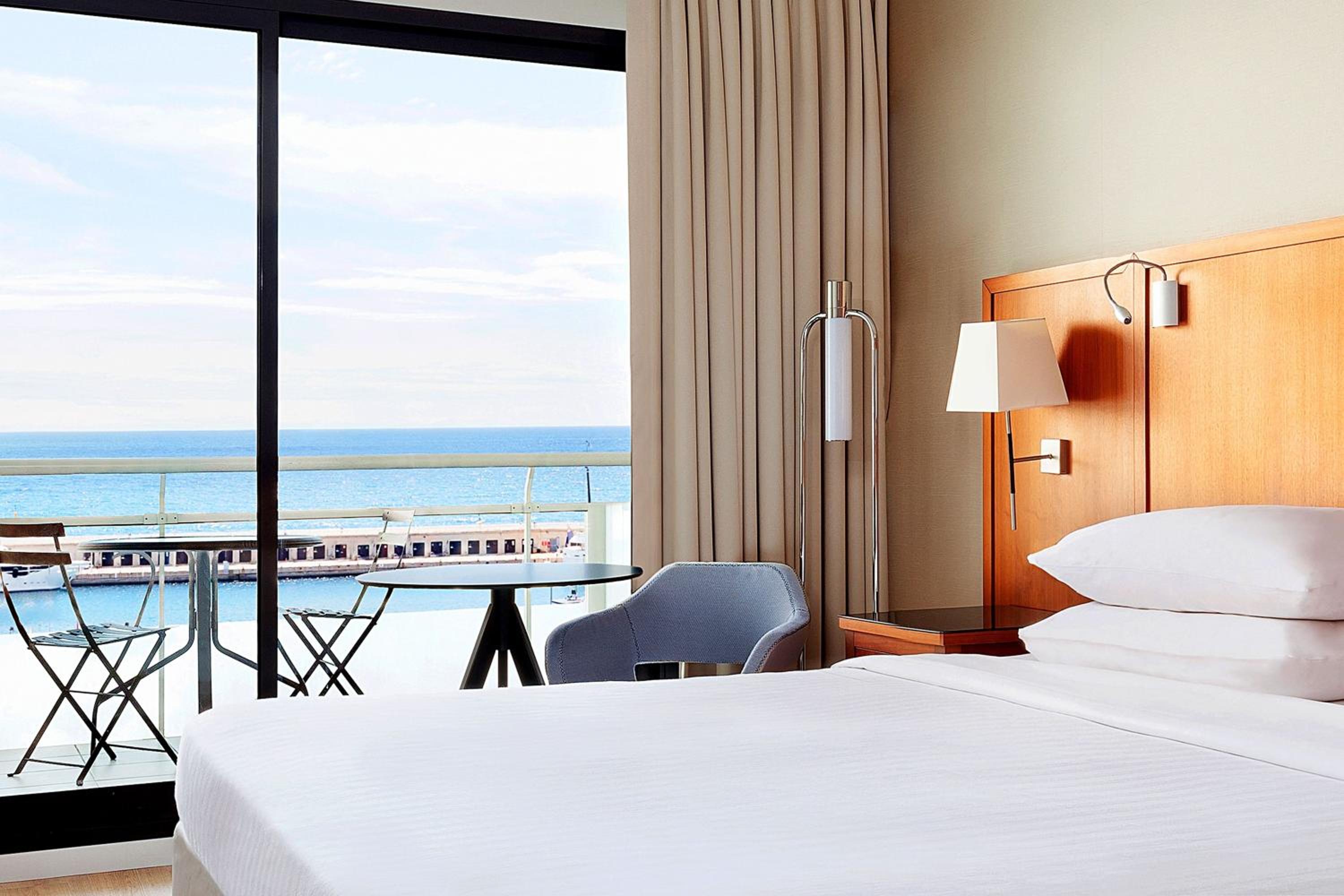 Business Double Sea View room with Balcony thumbnail 6