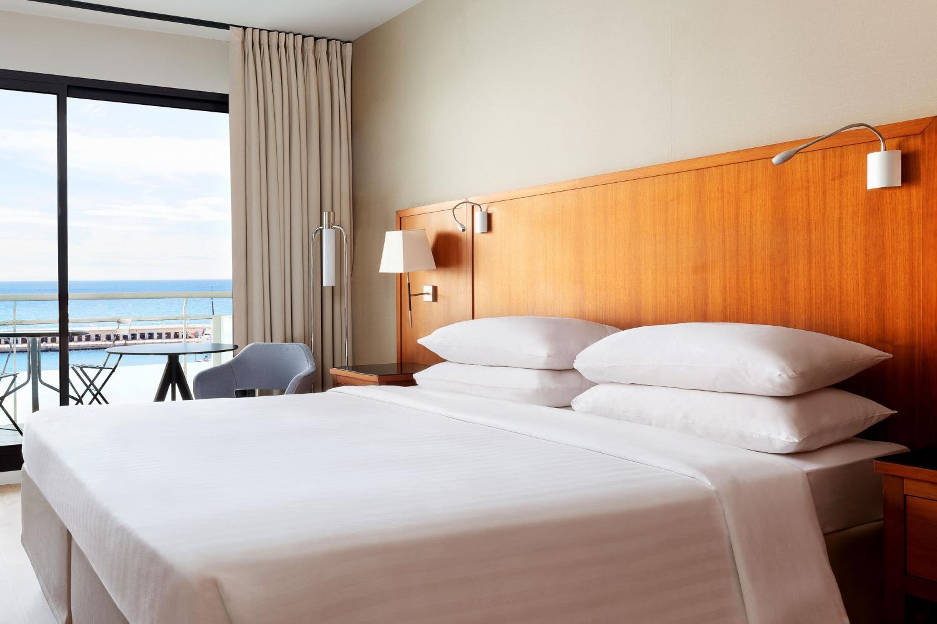 Business Double Sea View room with Balcony thumbnail 5