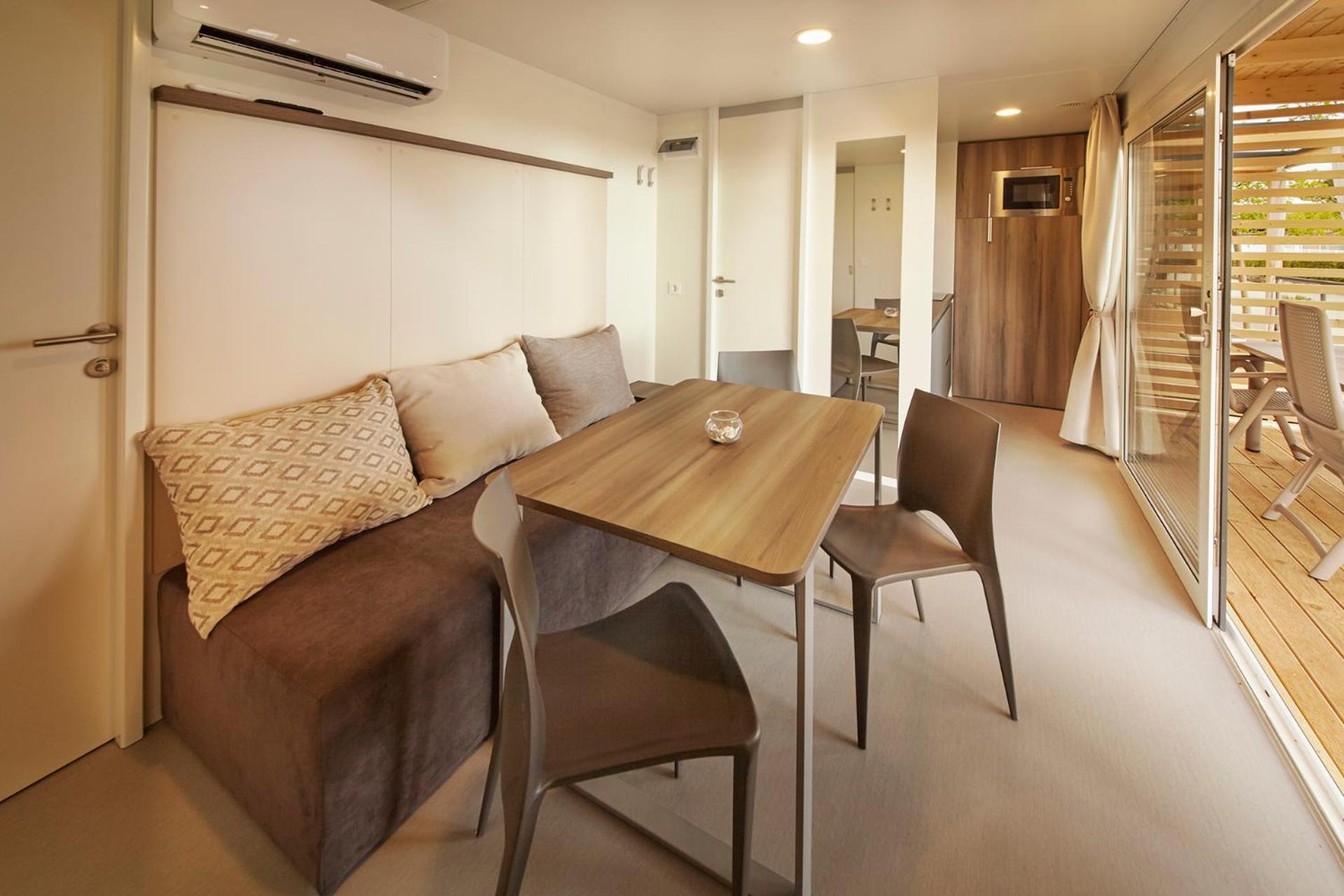 Three-Bedroom Mobile Home with Terrace - Photo 5