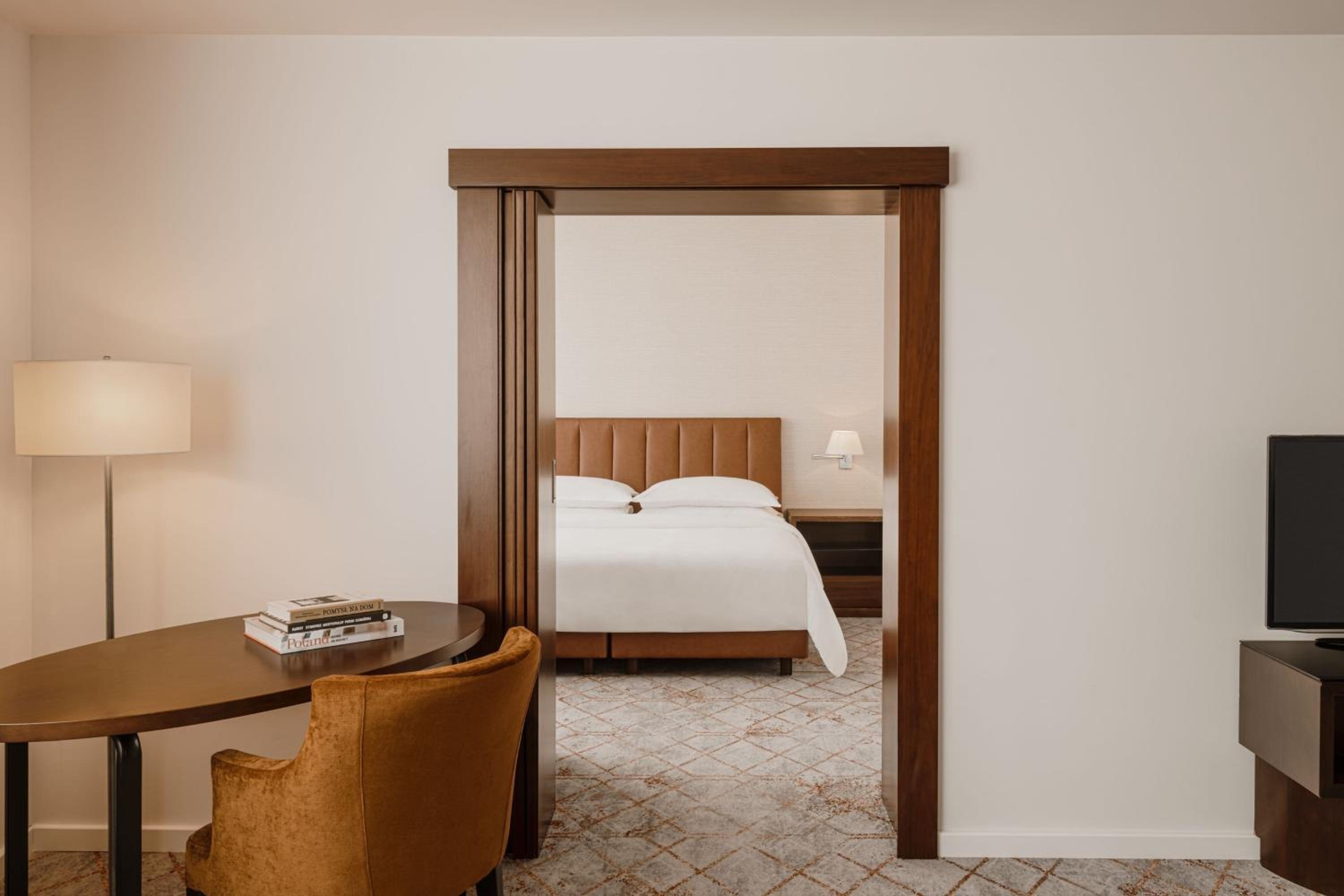 Deluxe Suite, Club lounge access, 1 Bedroom Suite, 1 King - Photo 5