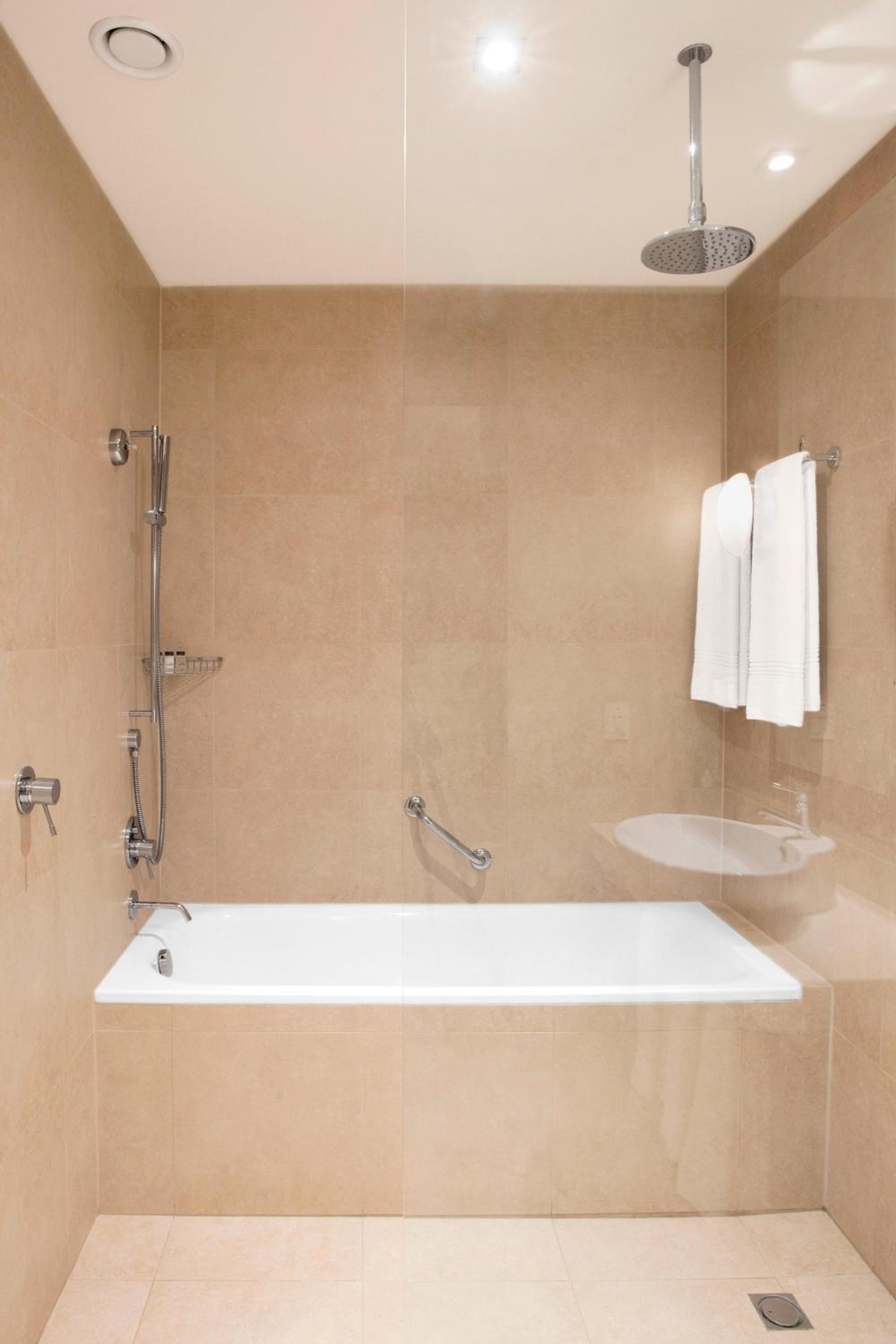 Deluxe Suite, Club lounge access, 1 Bedroom Suite, 1 King - Photo 2