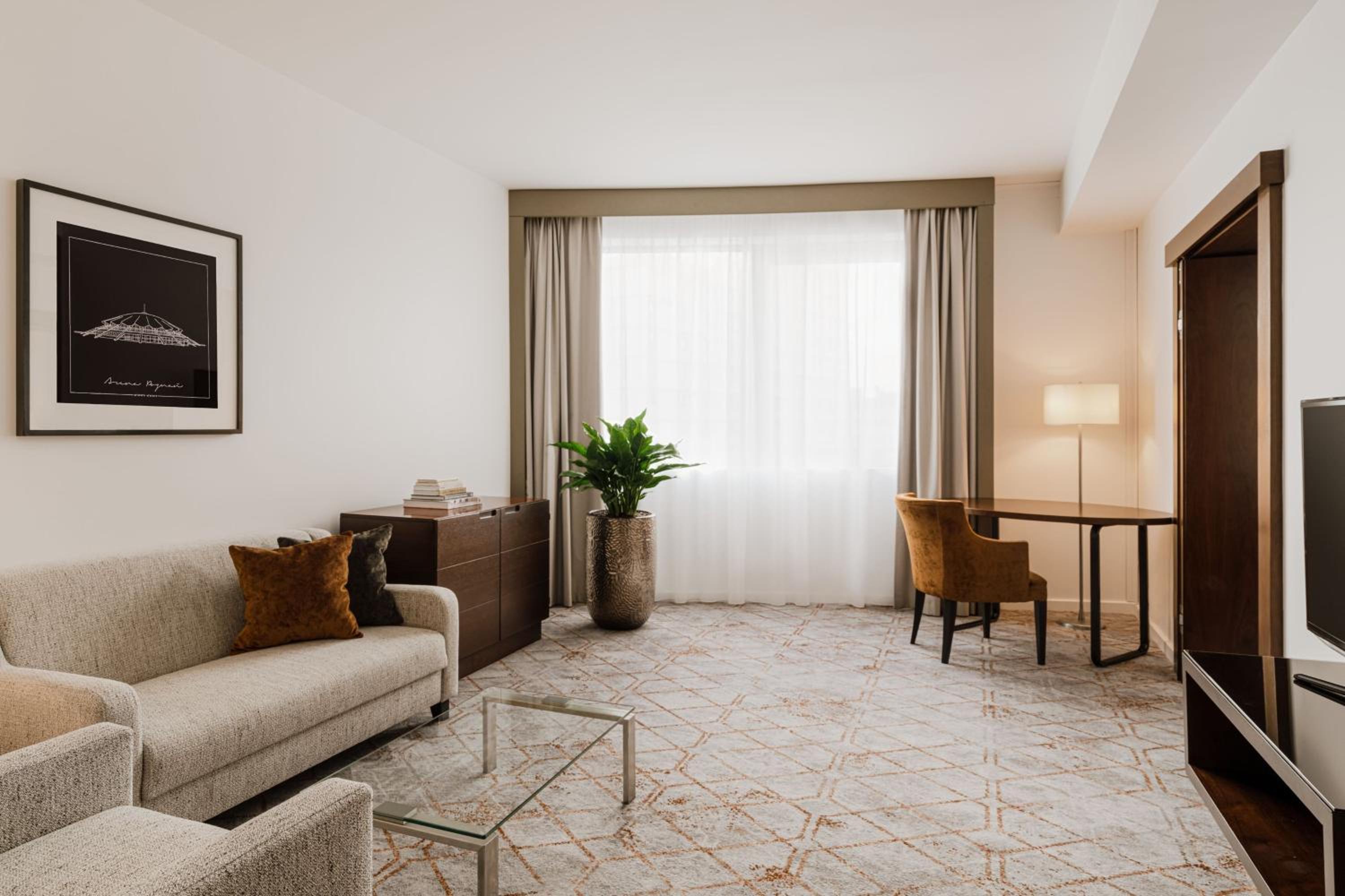 Deluxe Suite, Club lounge access, 1 Bedroom Suite, 1 King - Photo 3