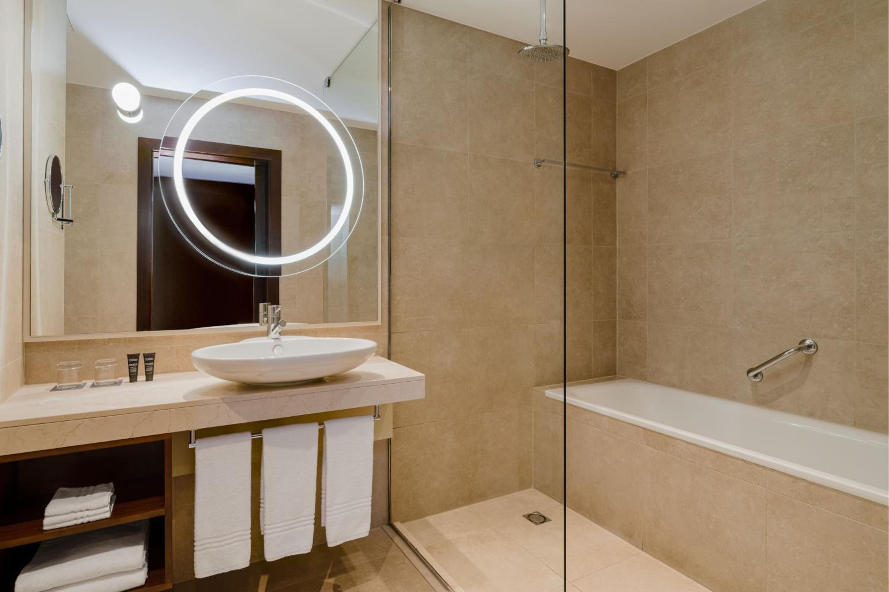 Deluxe Suite, Club lounge access, 1 Bedroom Suite, 1 King - Photo 6