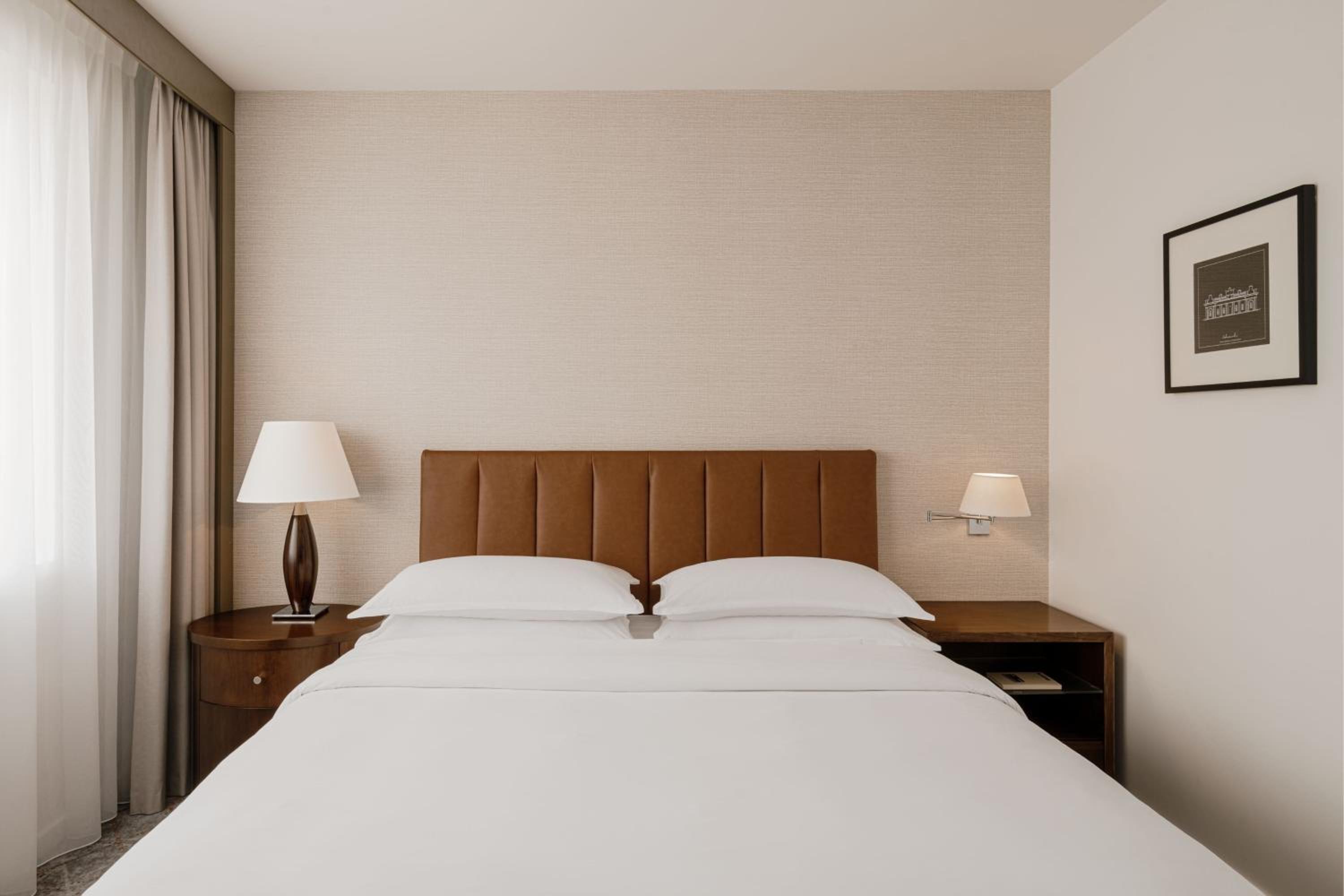 Deluxe Suite, Club lounge access, 1 Bedroom Suite, 1 King - Photo 4