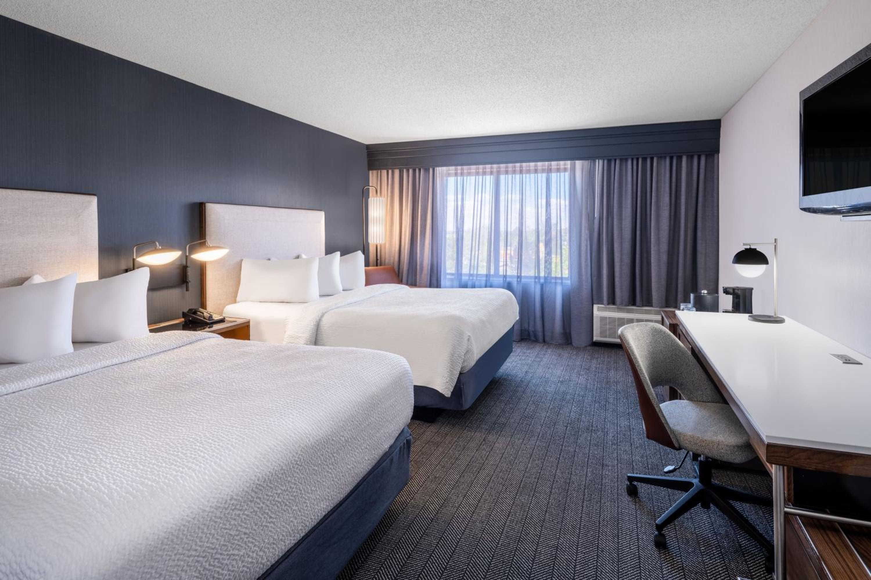 Queen Room with Two Queen Beds and Courtyard View photo 1