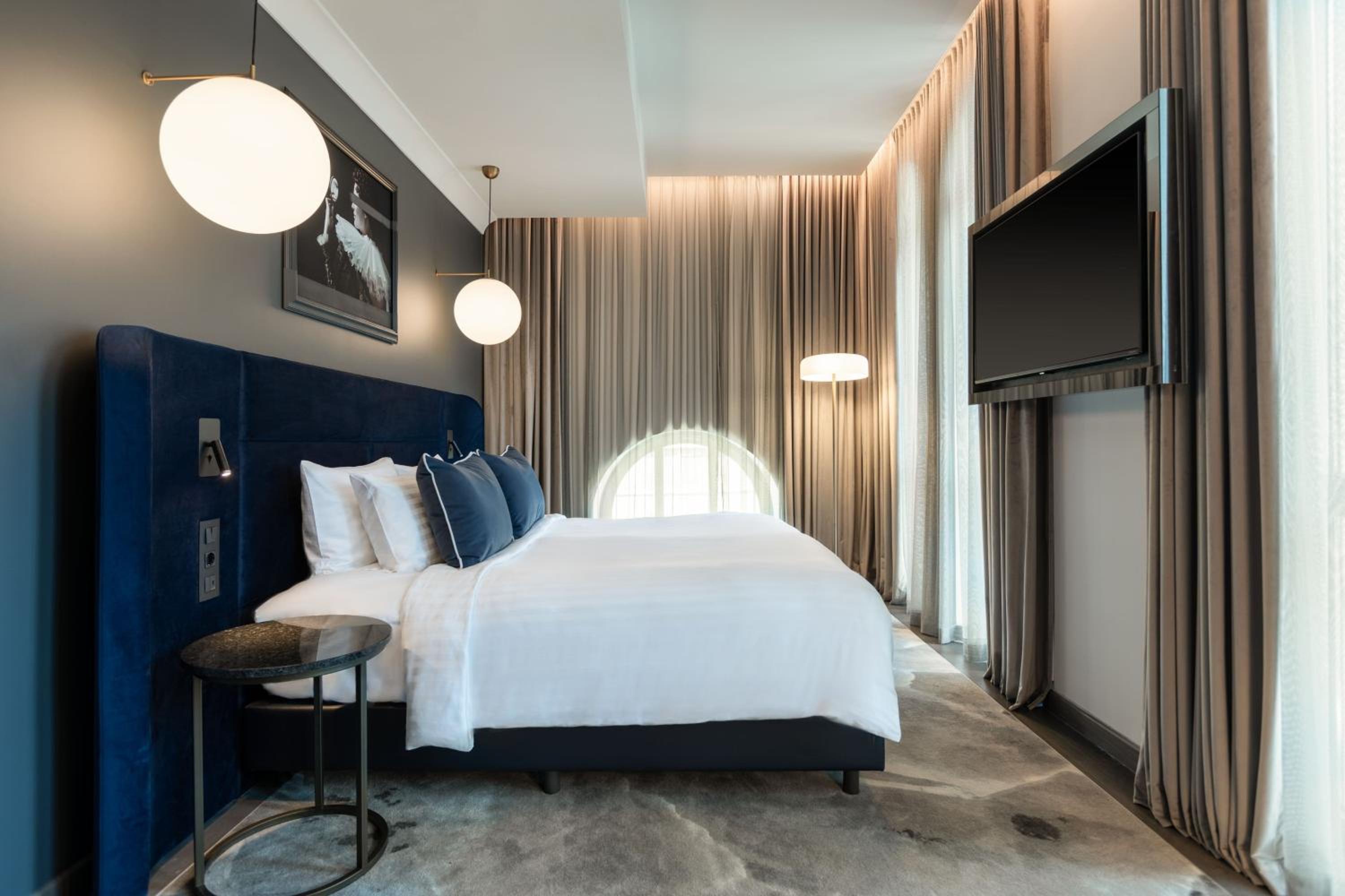 Silver Guest Room with 1 Queen bed - Photo 1