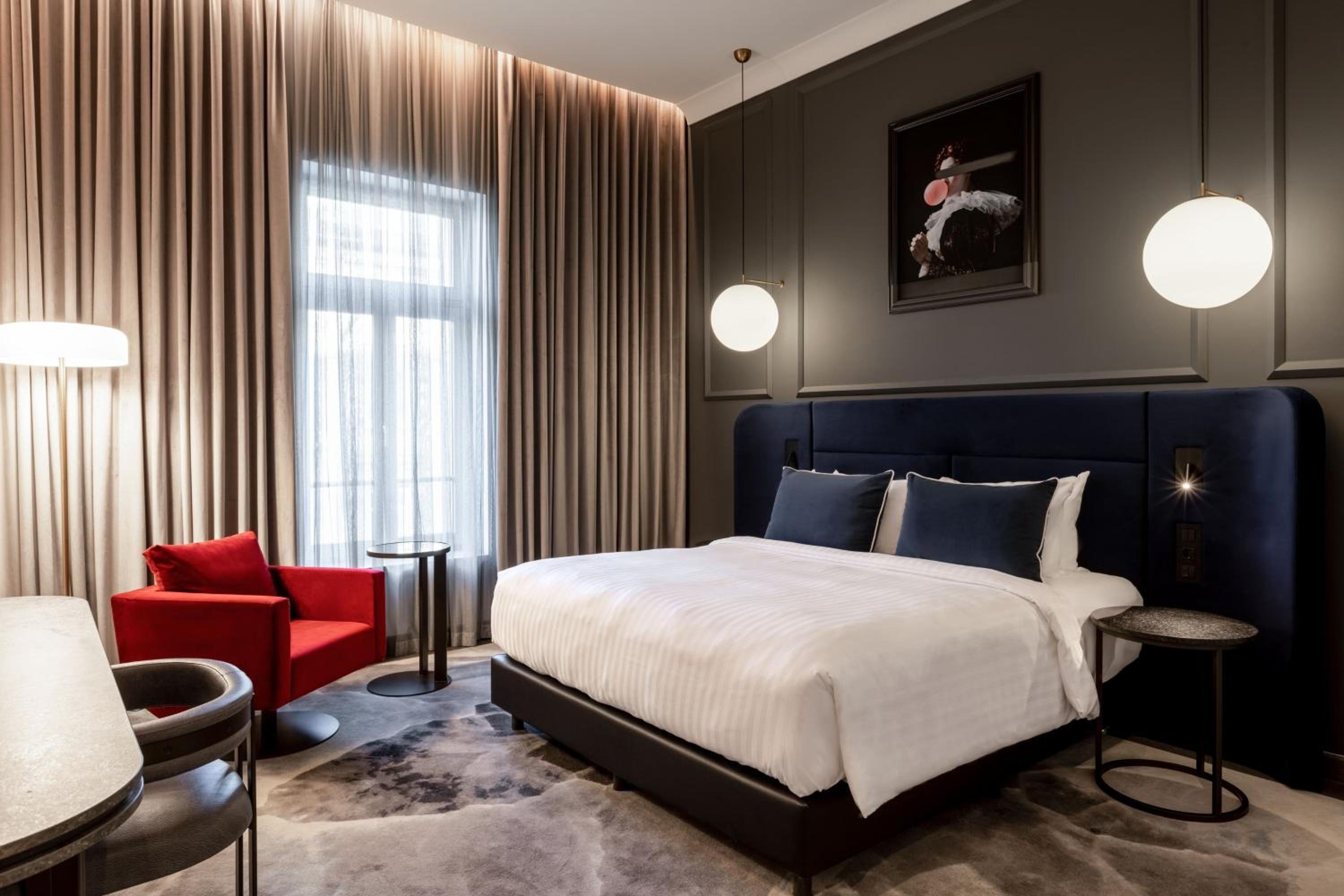 Gold, Larger Guest Room with 1 King Bed - Photo 3