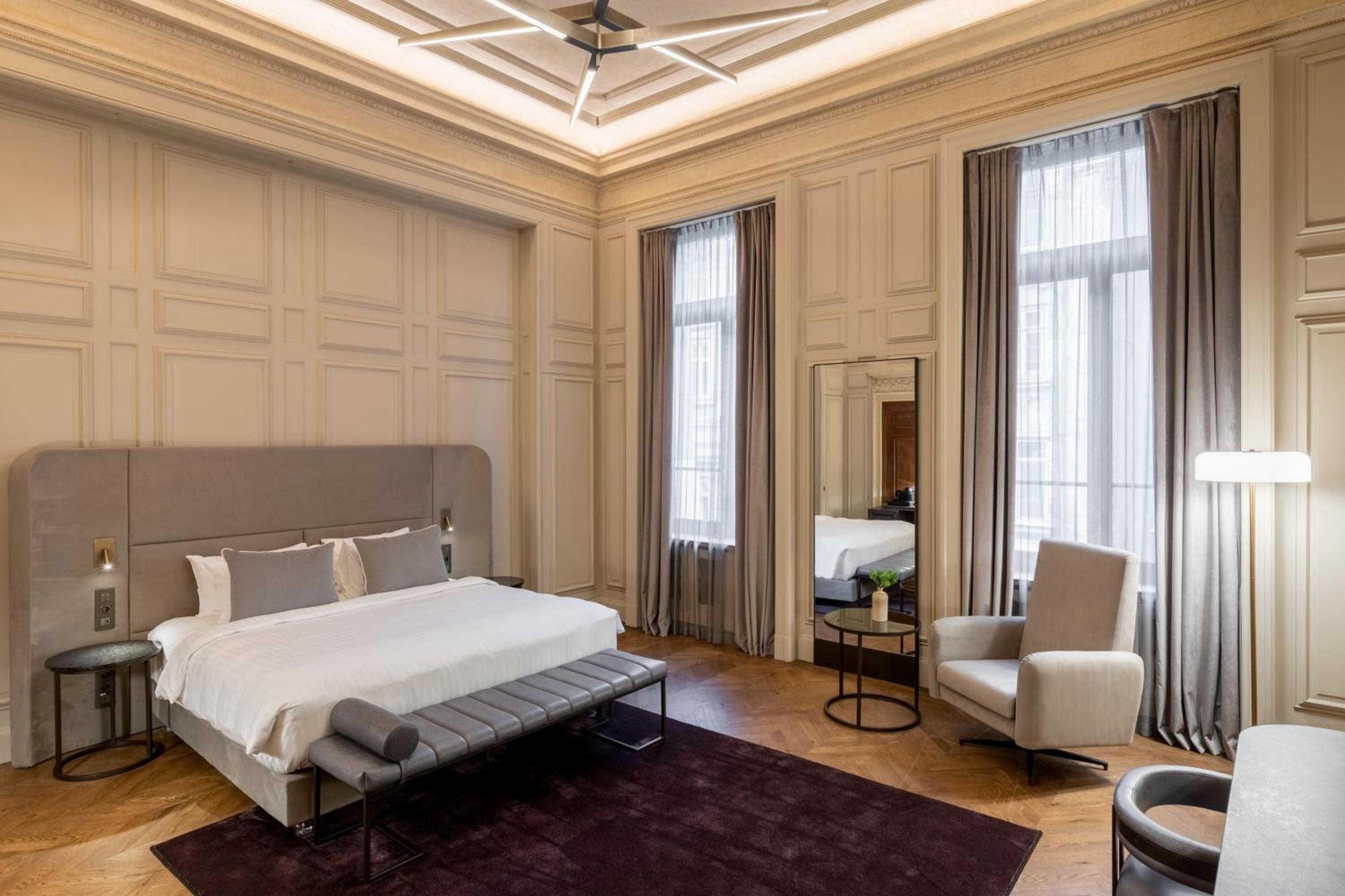 Heritage Larger Room with 1 King Bed - Photo 1