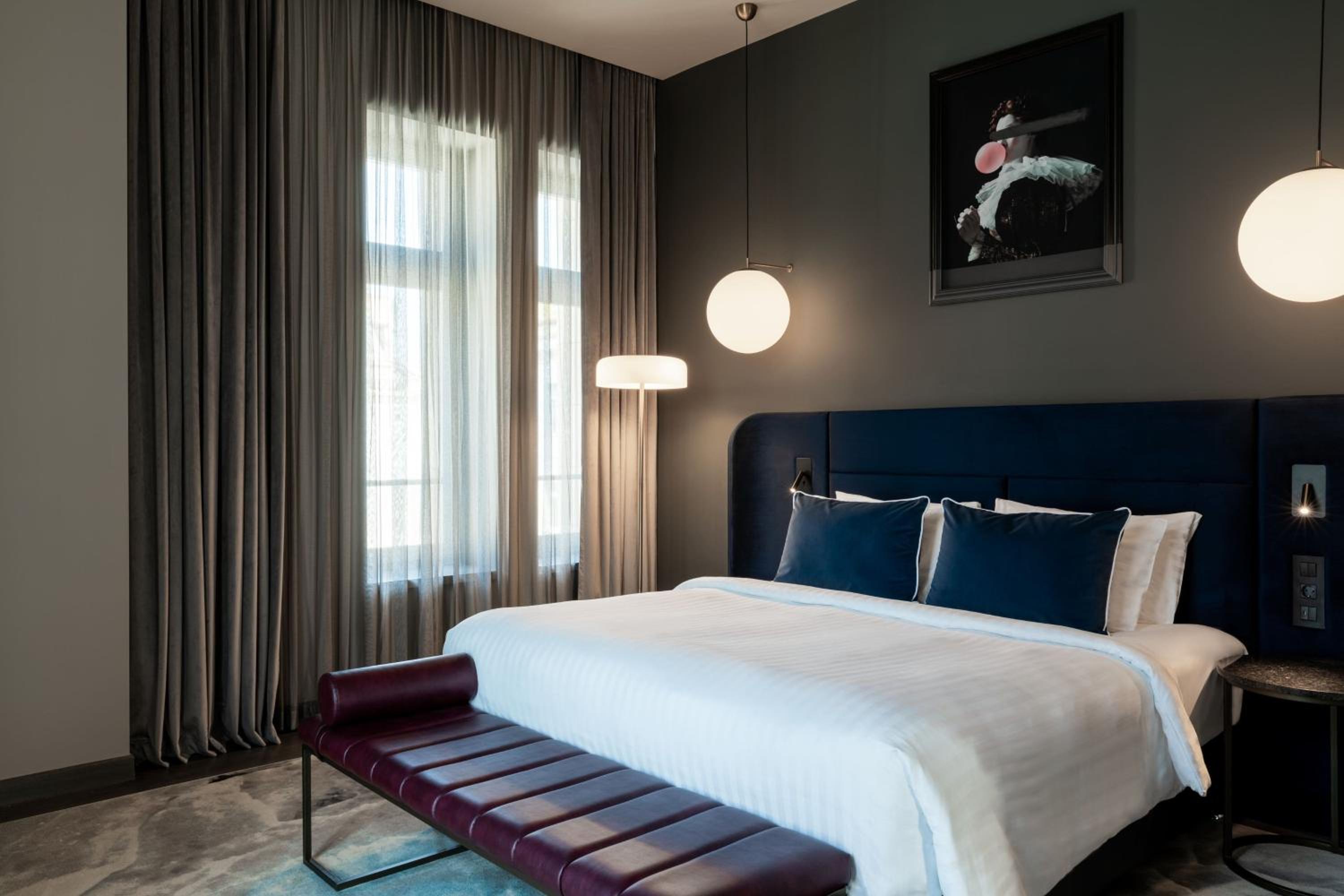 Gold Deluxe, Larger Guest room, 1 King - Photo 1