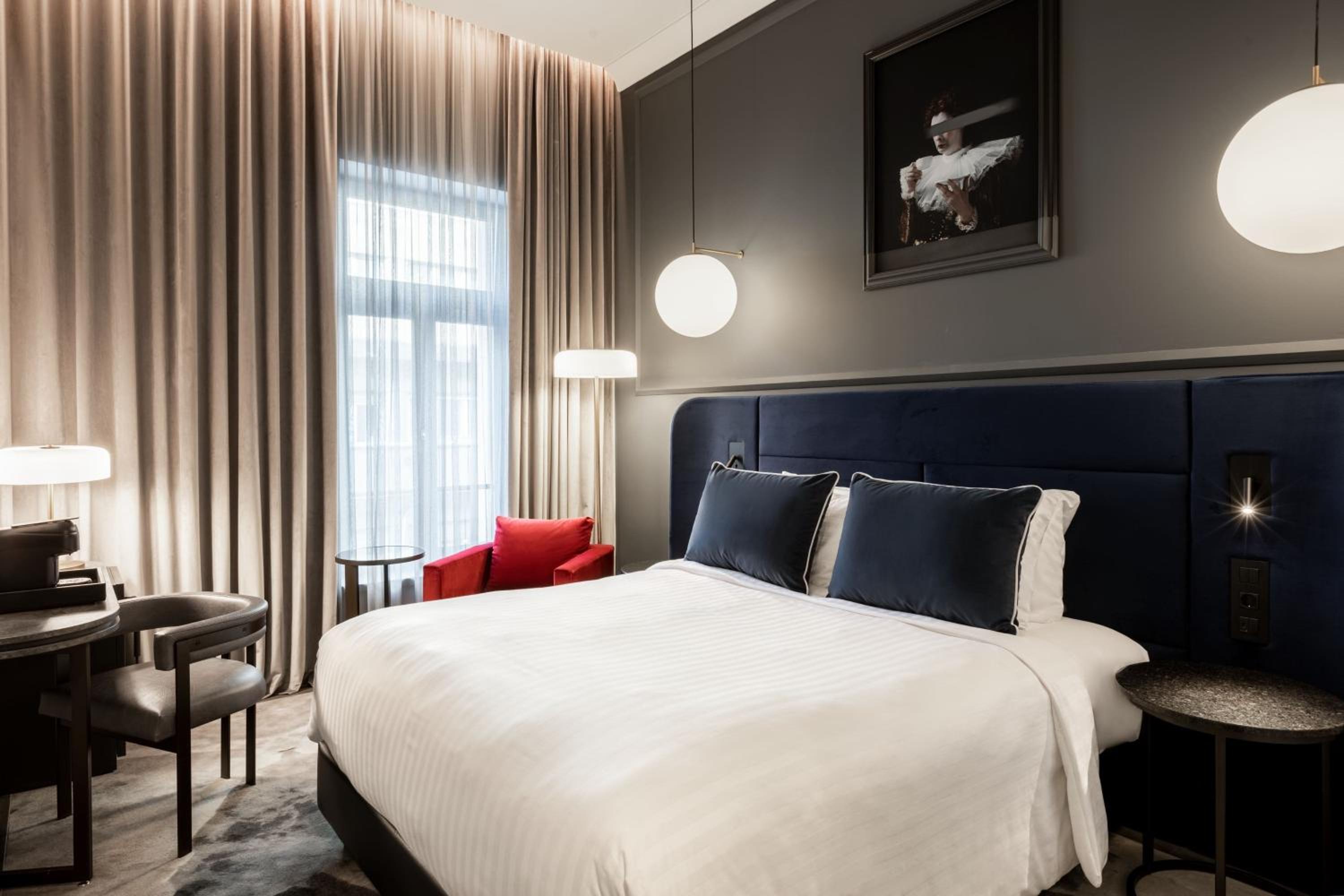 Silver Guest Room with 1 Queen bed - Photo 2