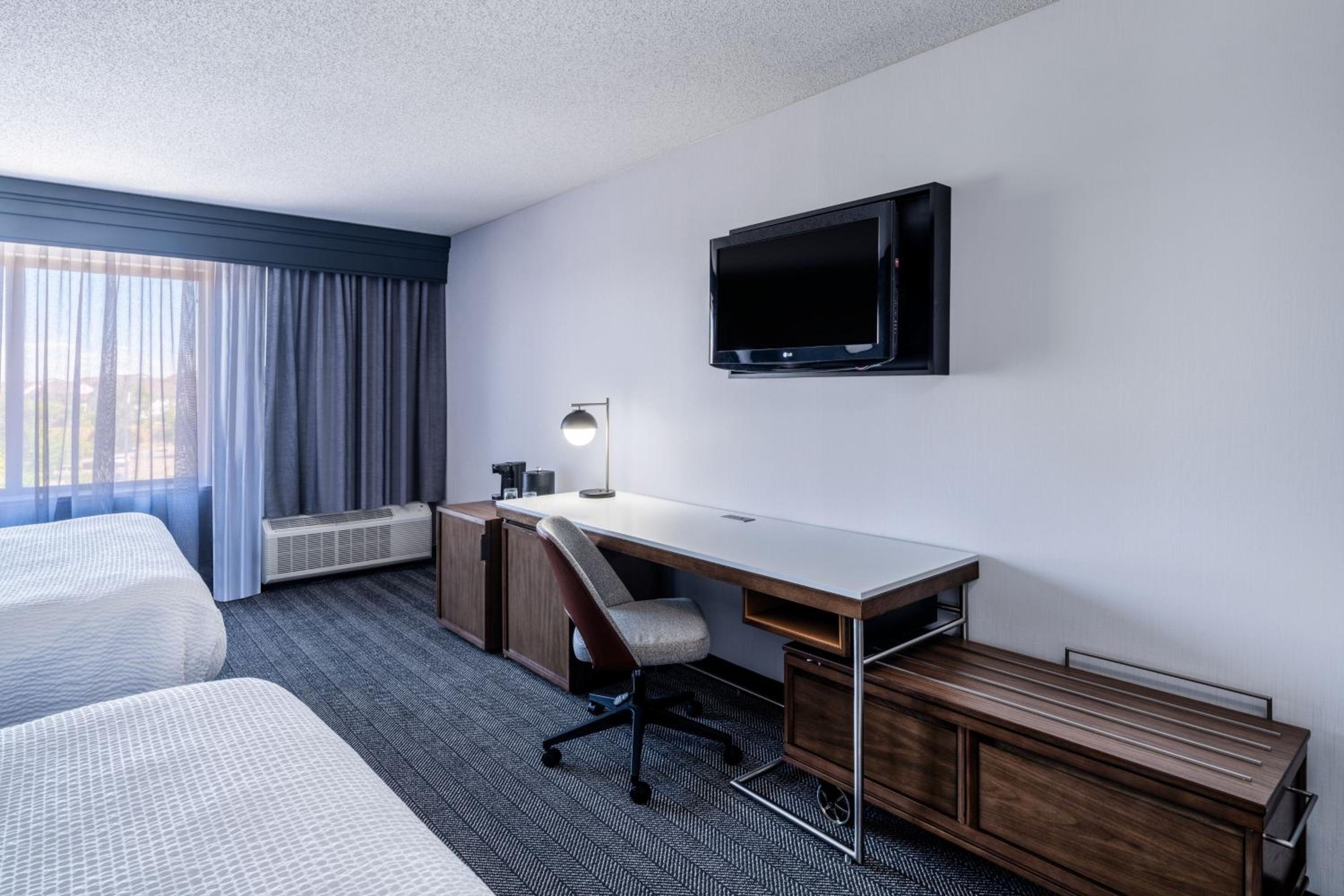 Queen Room with Two Queen Beds and Courtyard View photo 3
