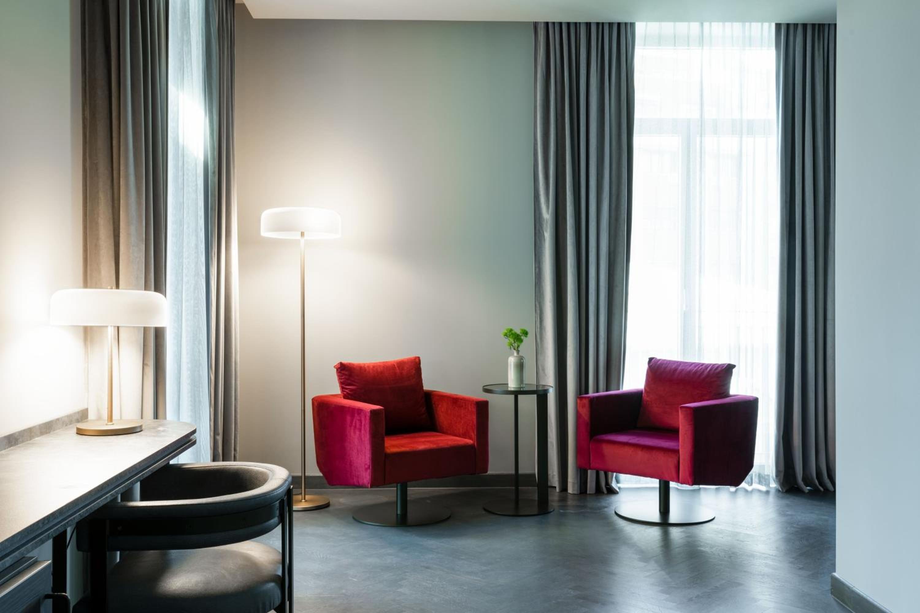 Platinum, Junior Suite, 1 King - Photo 3