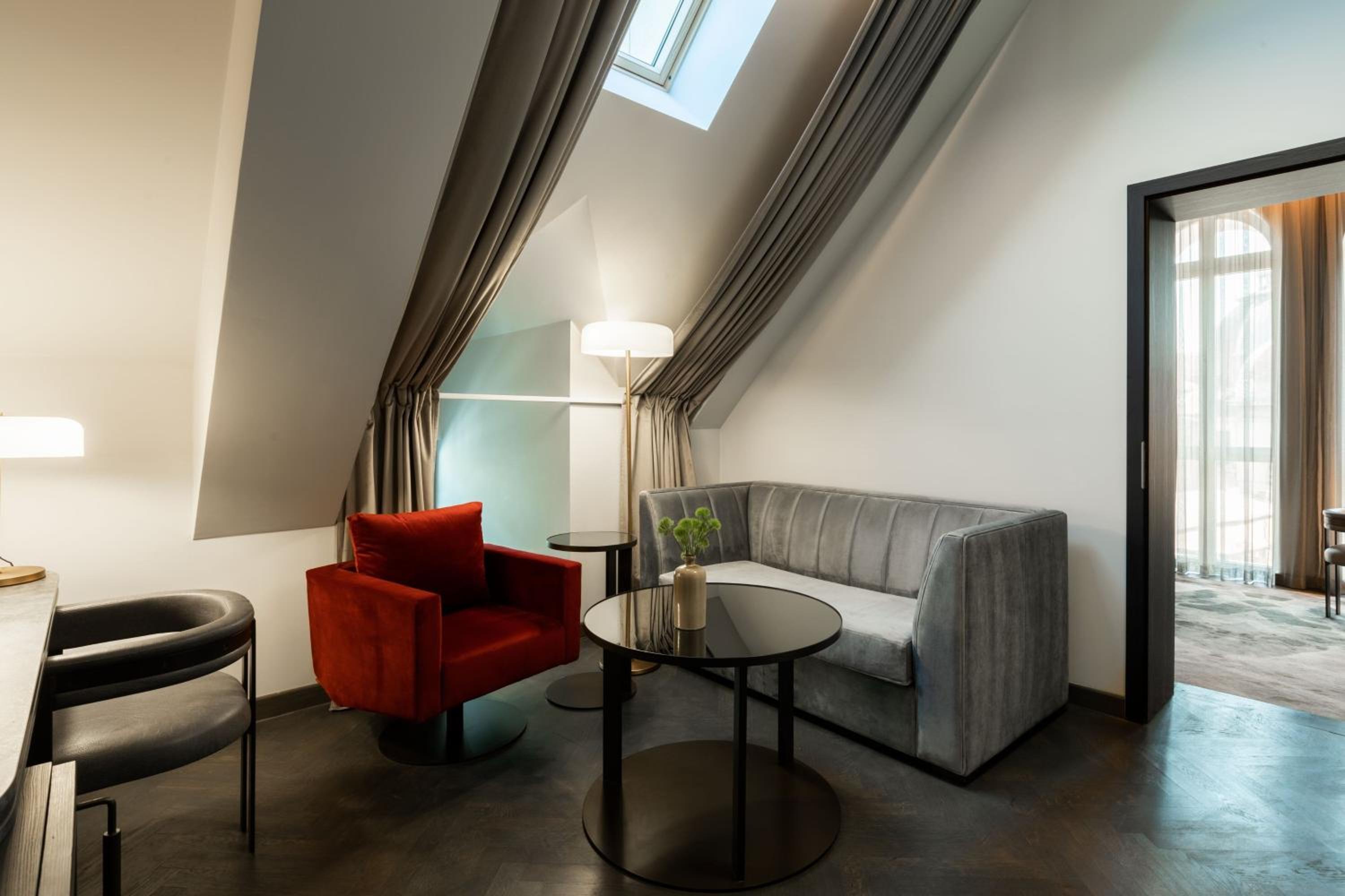 Titanium 1 BedRoom Suite with 1 King Bed - Photo 2