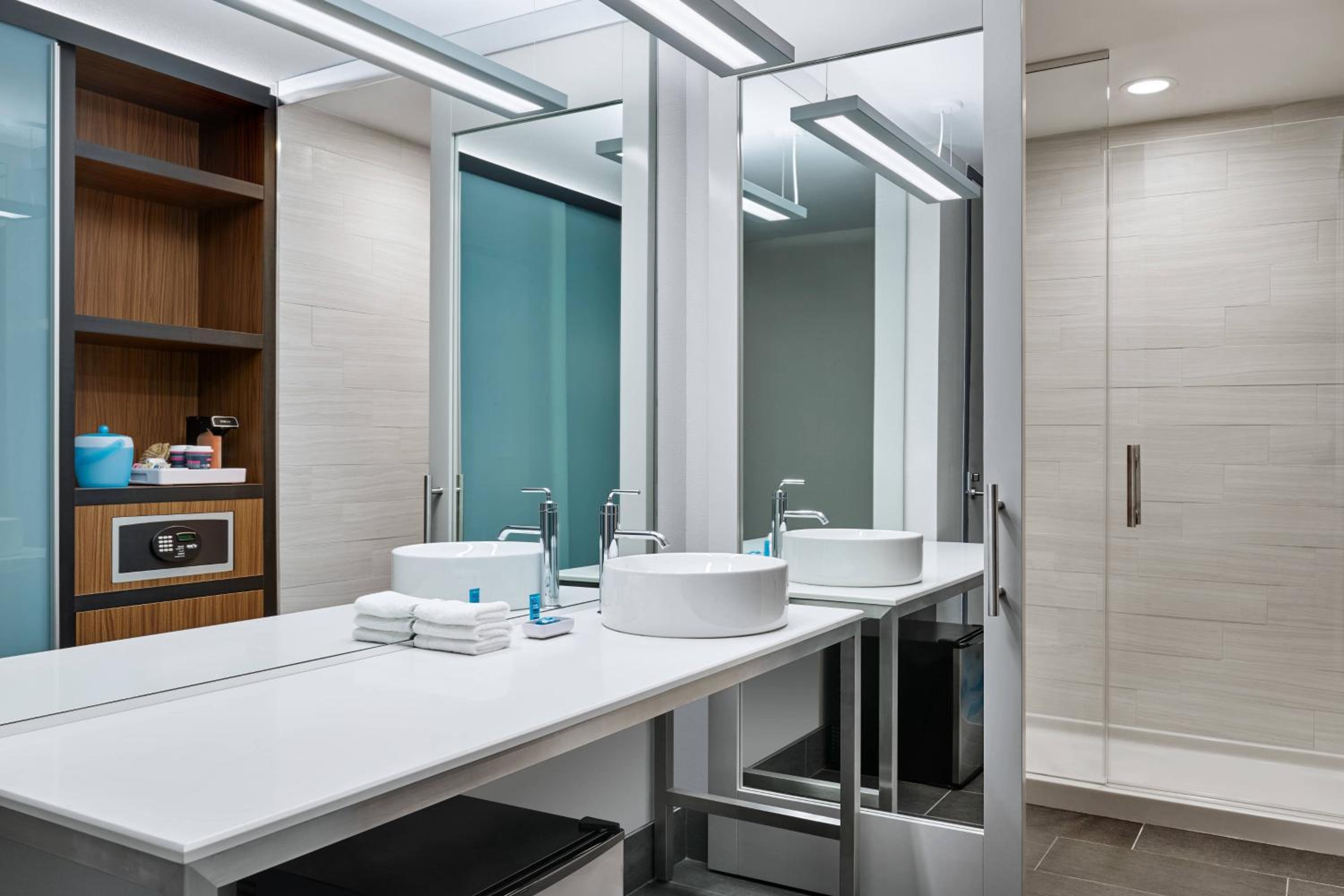 Breezy Double Queen, Guest room, 2 Queen, High floor