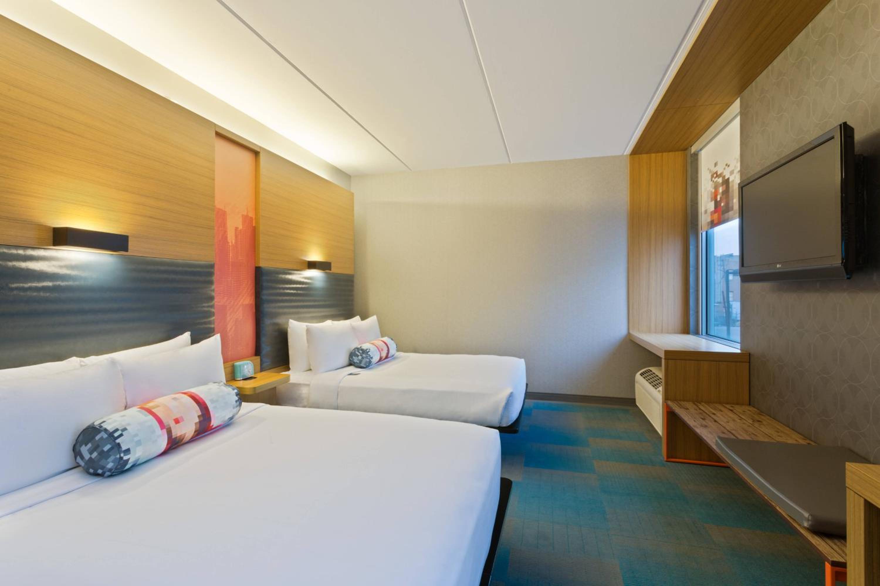 Queen Room with Two Queen Beds - Non-Smoking - Photo 4