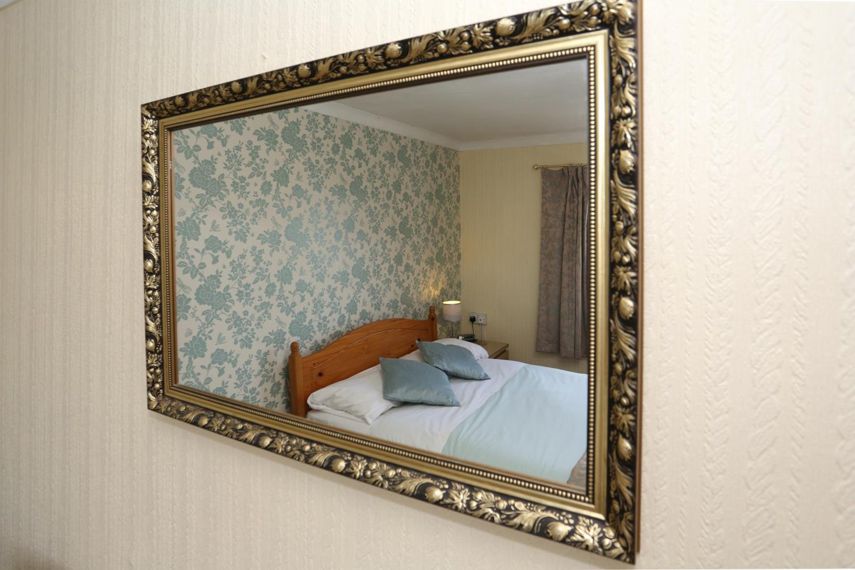 Double Room with Compact Bathroom - Photo 6