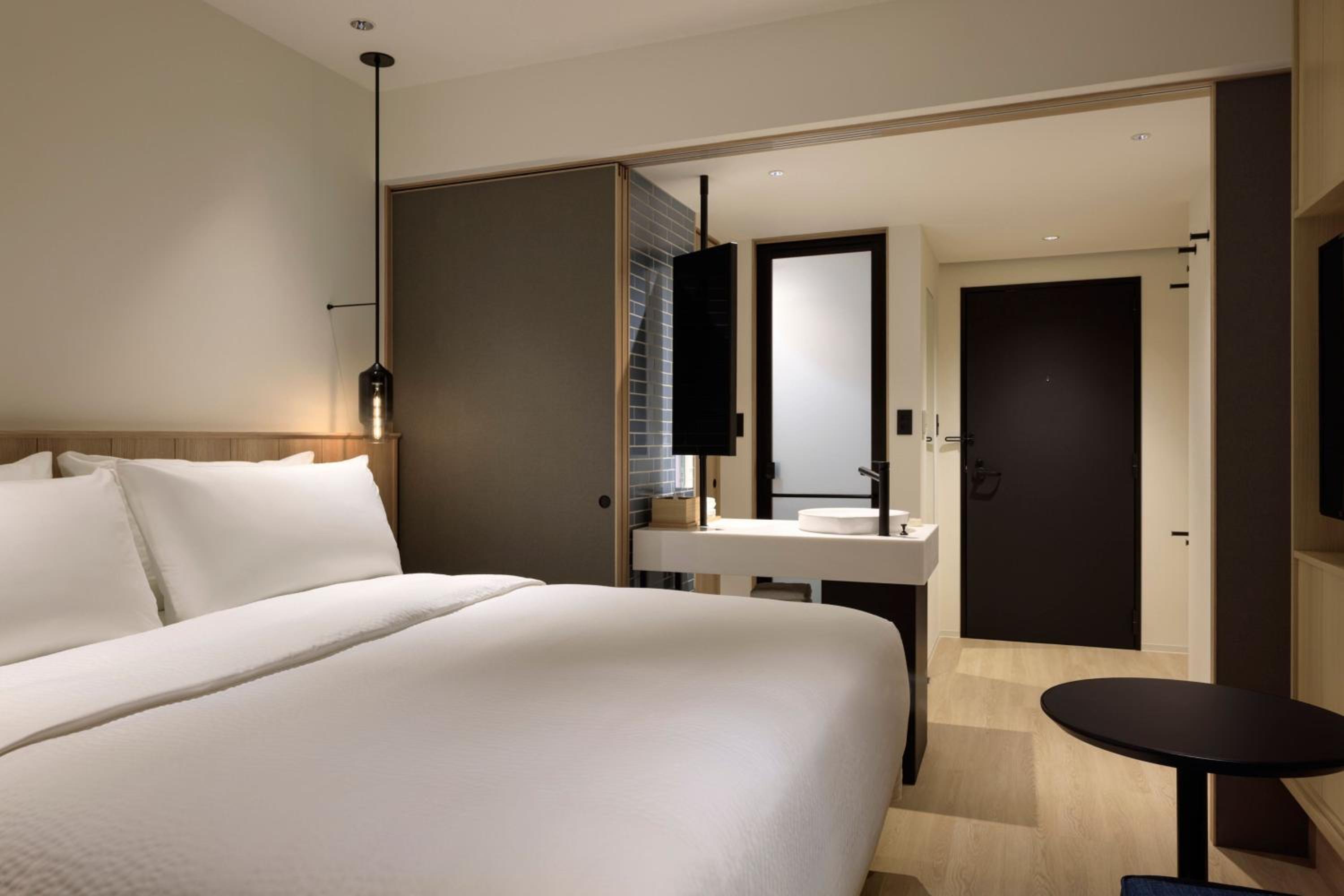 Standard King Room - Photo 6
