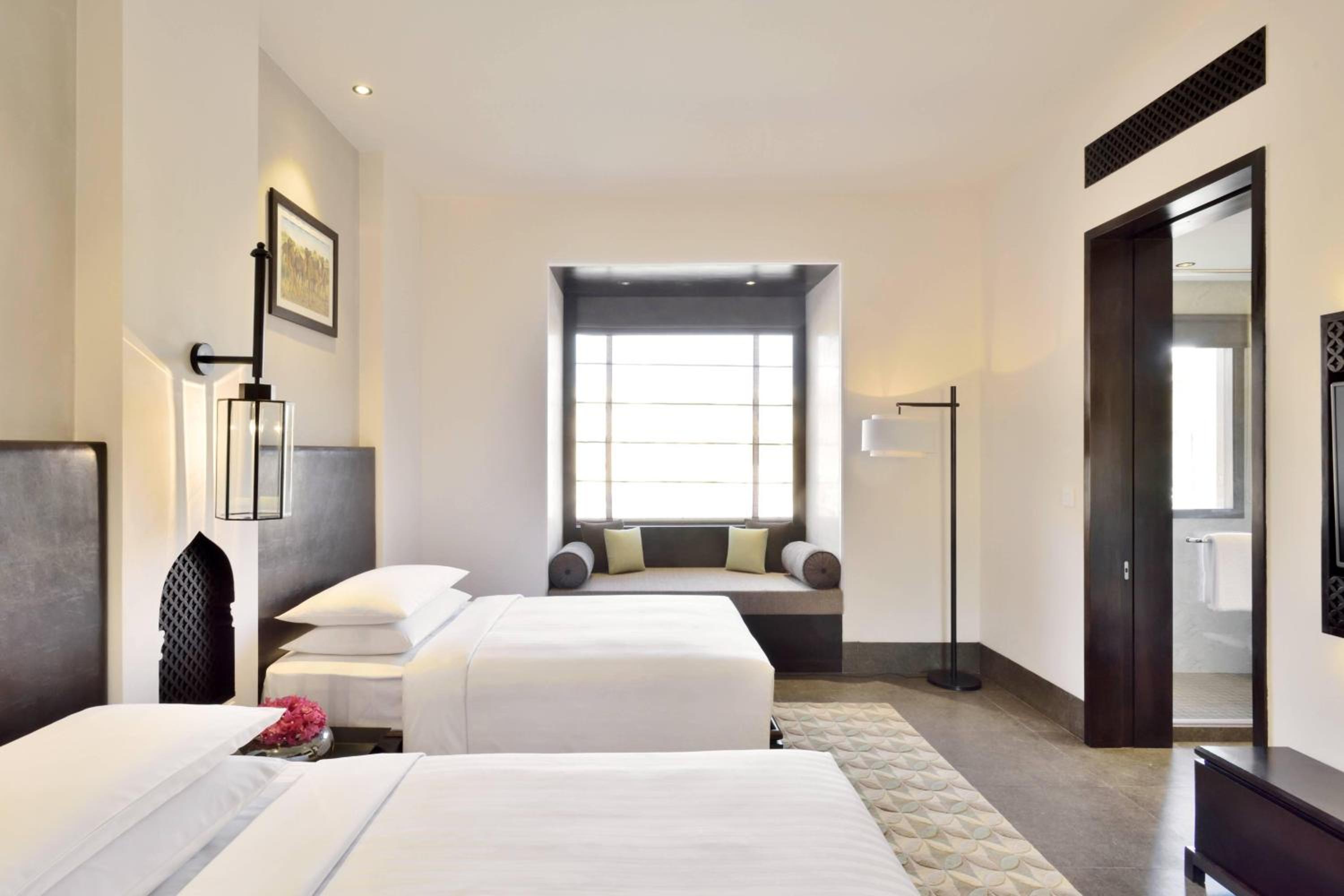 Deluxe Room Twin with 4 Pints of Beer & INR 1000 Hotel Credit and complimentary Hi-Tea photo 2